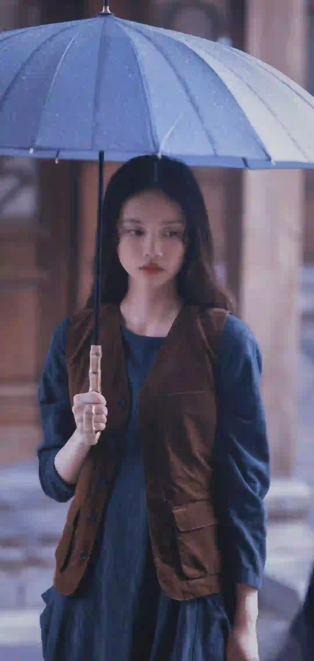 撑着雨伞的长发美女 个性穿搭