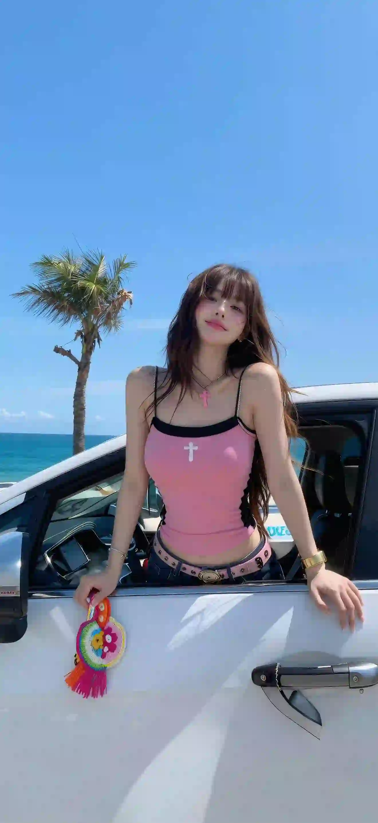 粉红色吊带 悠闲惬意 户外 阳光明媚 吊带穿搭 美女
