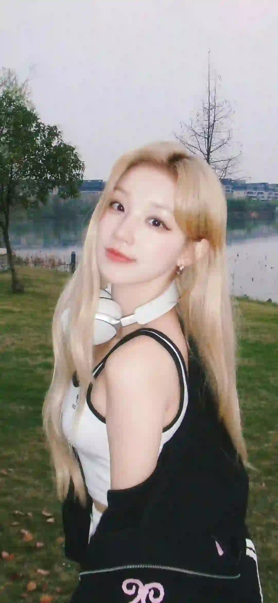 耳机 长发美女 户外