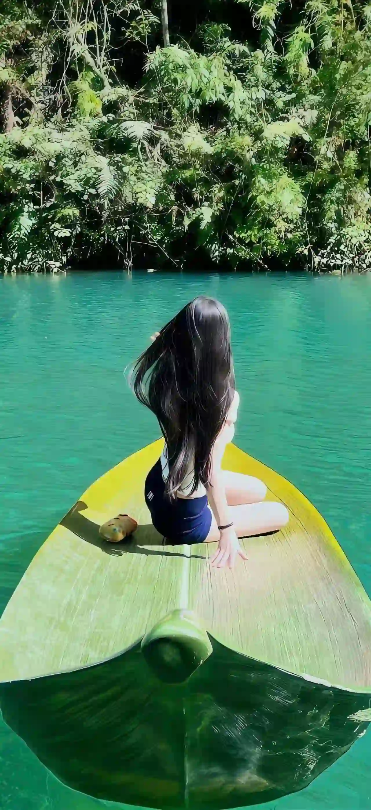 绿水青山 长发性感美女 背影 一叶扁舟 水