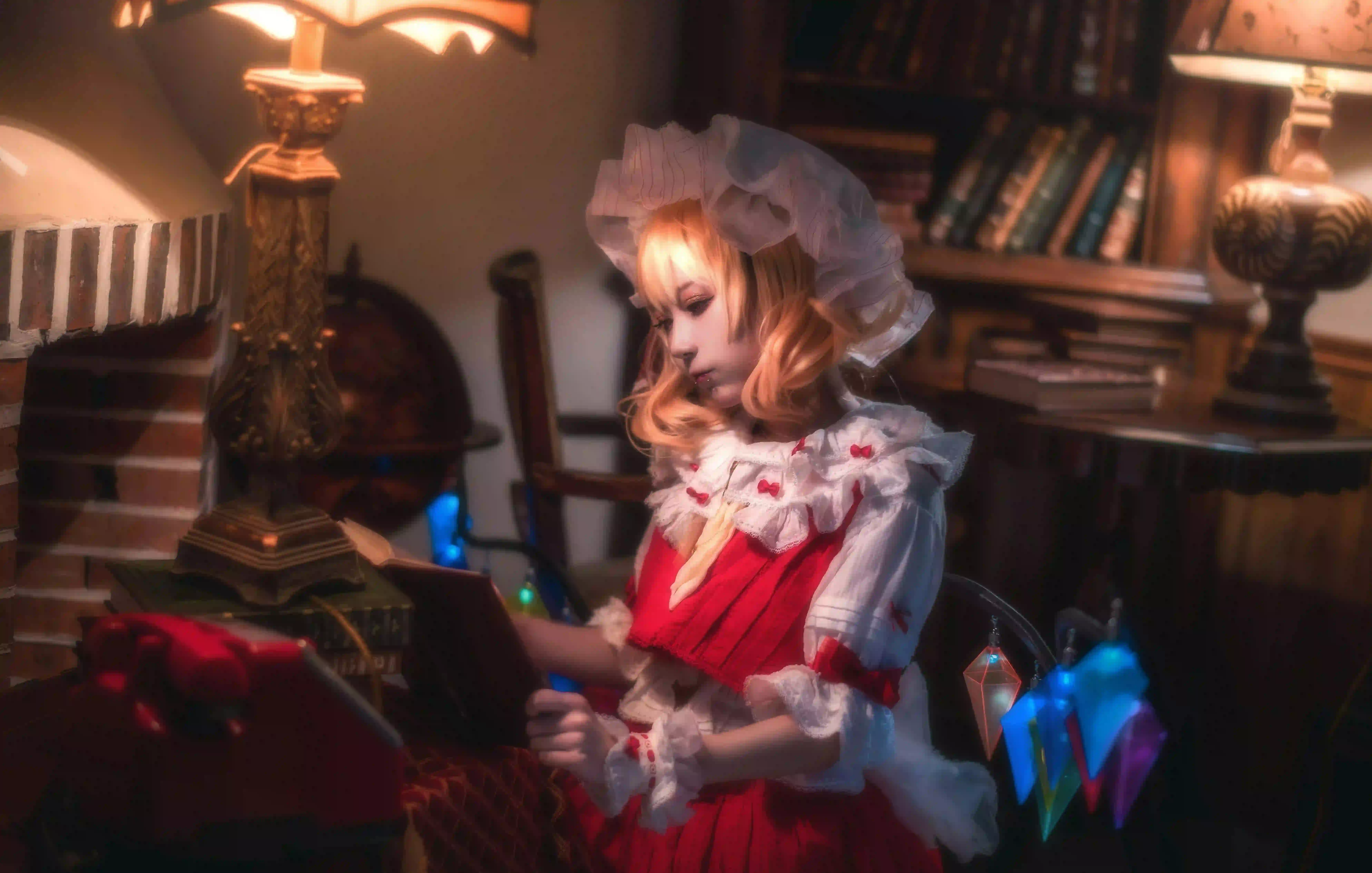 长发美女 黄色头发 红色裙子 美女Coser 灯光
