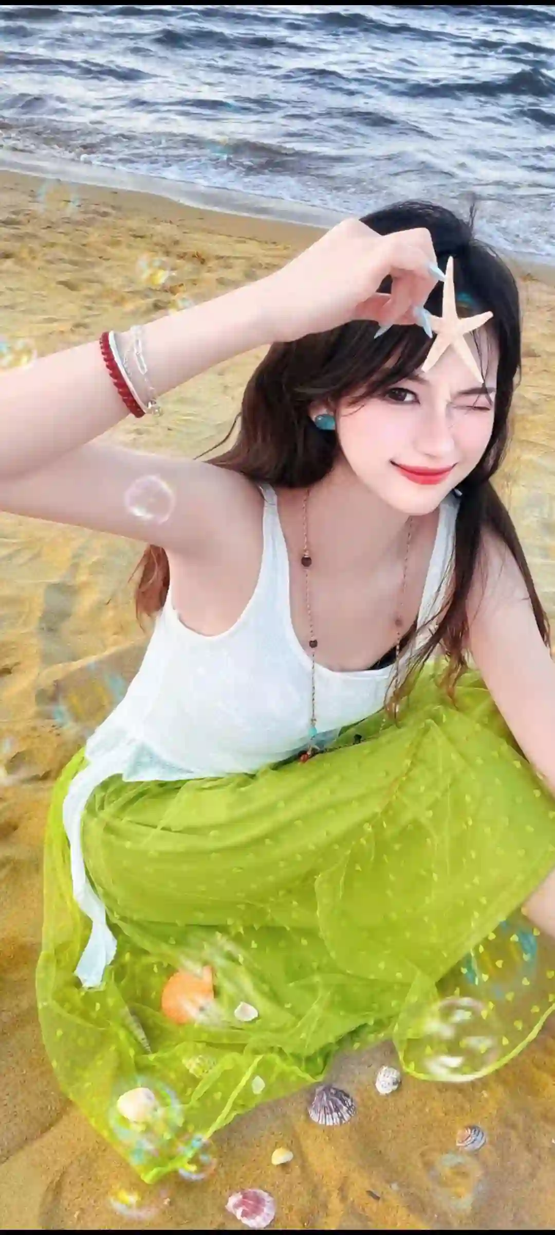 海滩少女 海边沙滩 白色吊带 海星泡泡 夏日清新