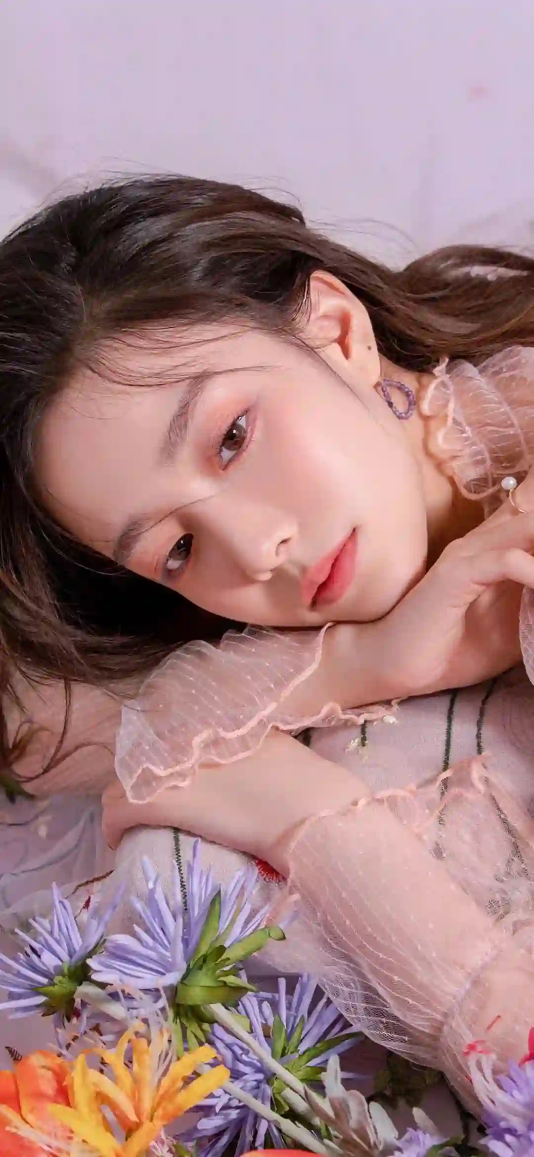 趴在桌子上注视着花的长发女孩