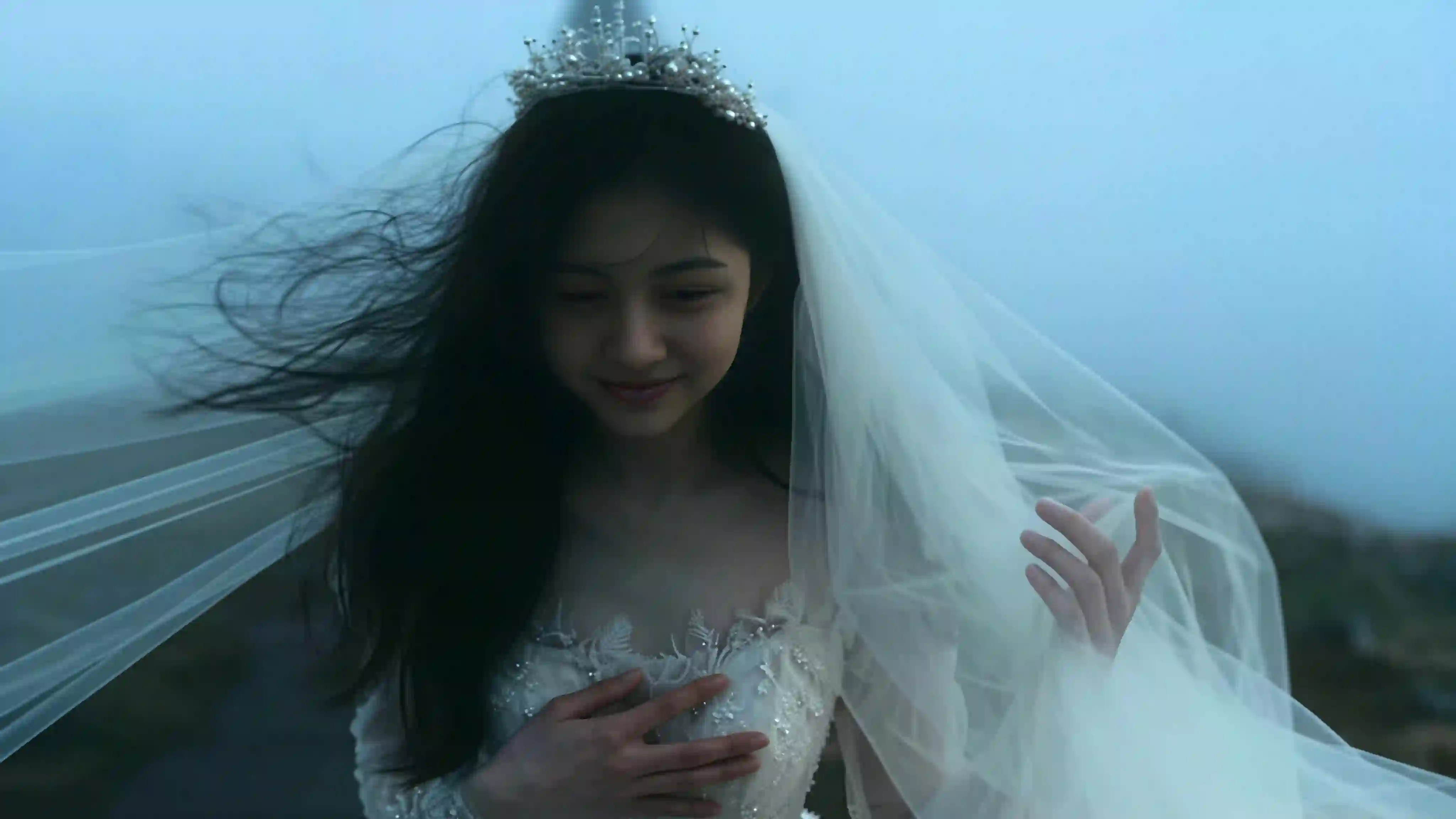 白色婚纱 新娘写真 头纱飘动 皇冠 珍珠饰品 唯美人像
