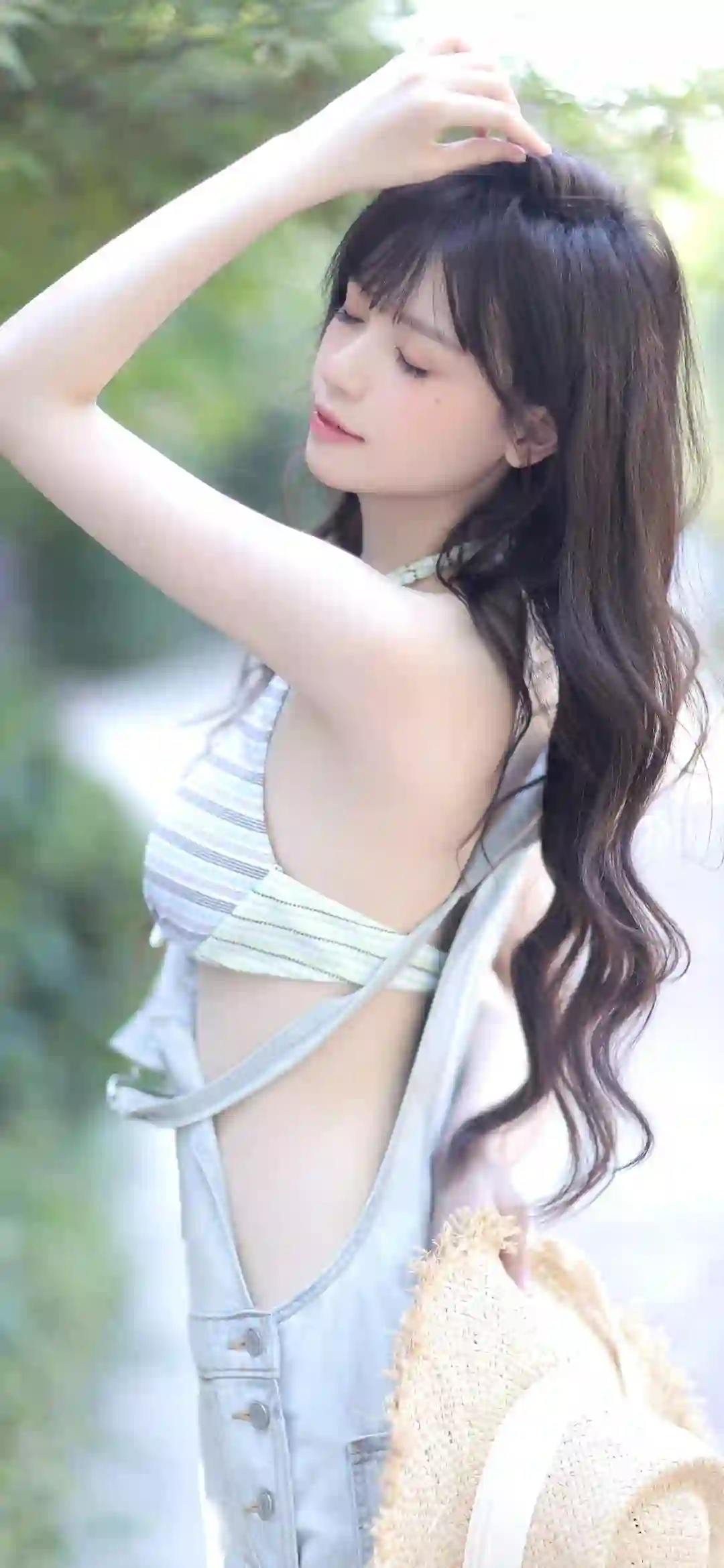 户外写真 手拿草帽的性感美女