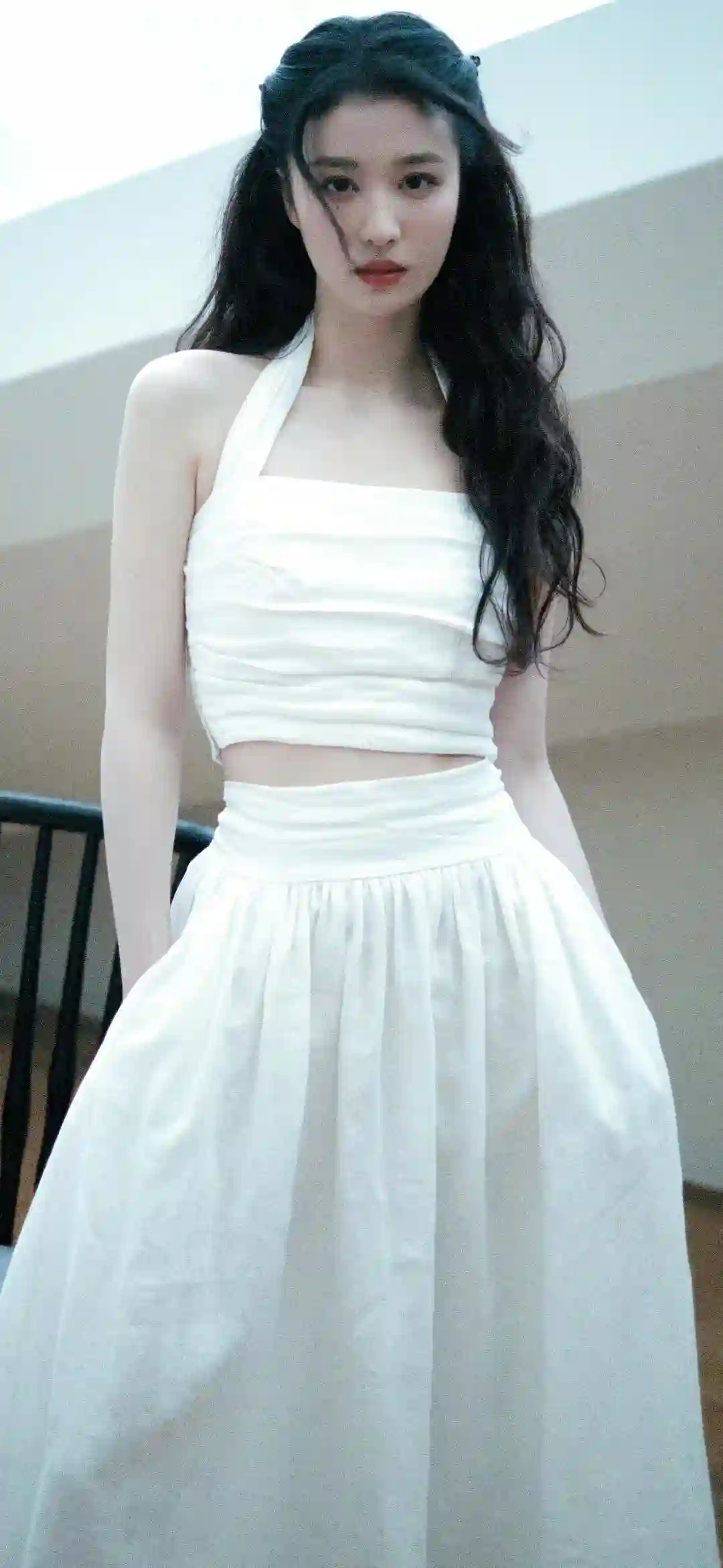 长发 穿着白色长裙的美女 明星 王楚然