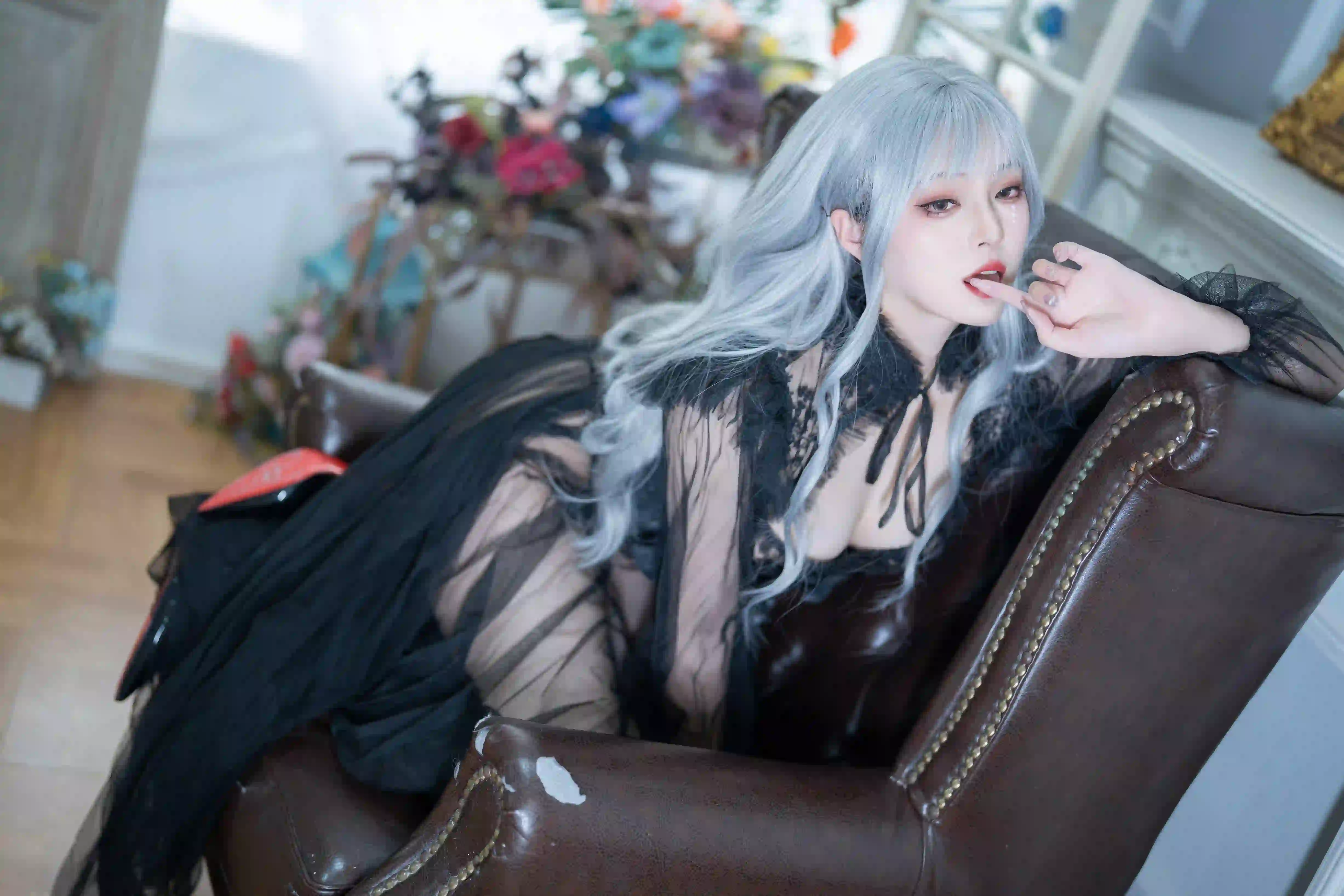 白发黑丝美女 coser 白色长发 黑色裙子 咬手指