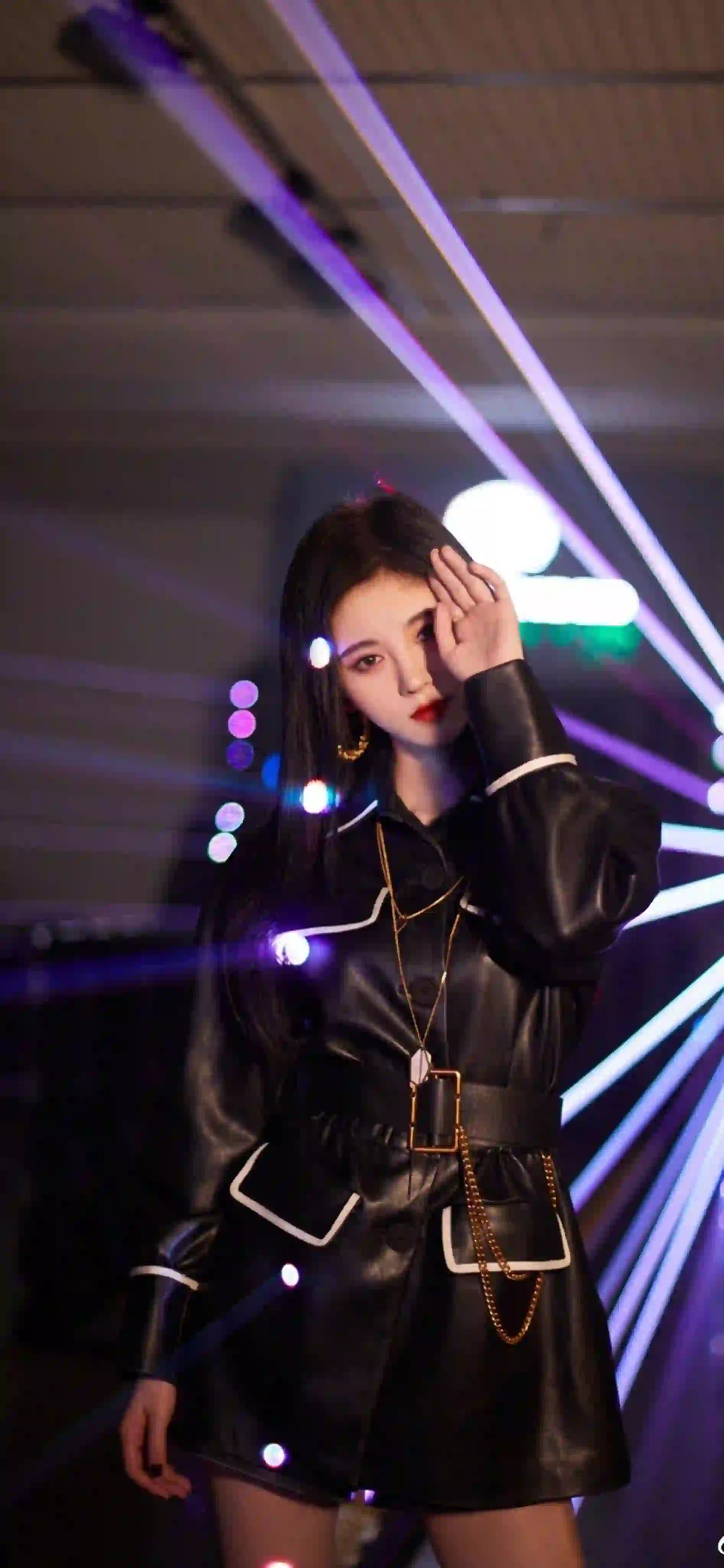 灯光 长发美女 鞠婧祎 时尚穿搭 黑色皮衣