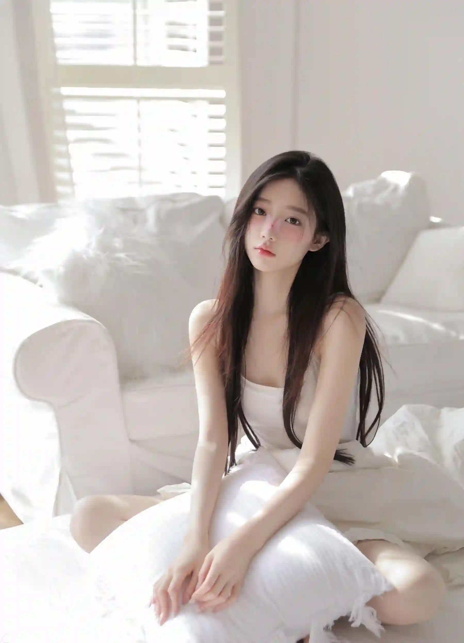 白色主题 白衣吊带装 长发美女 居家写真
