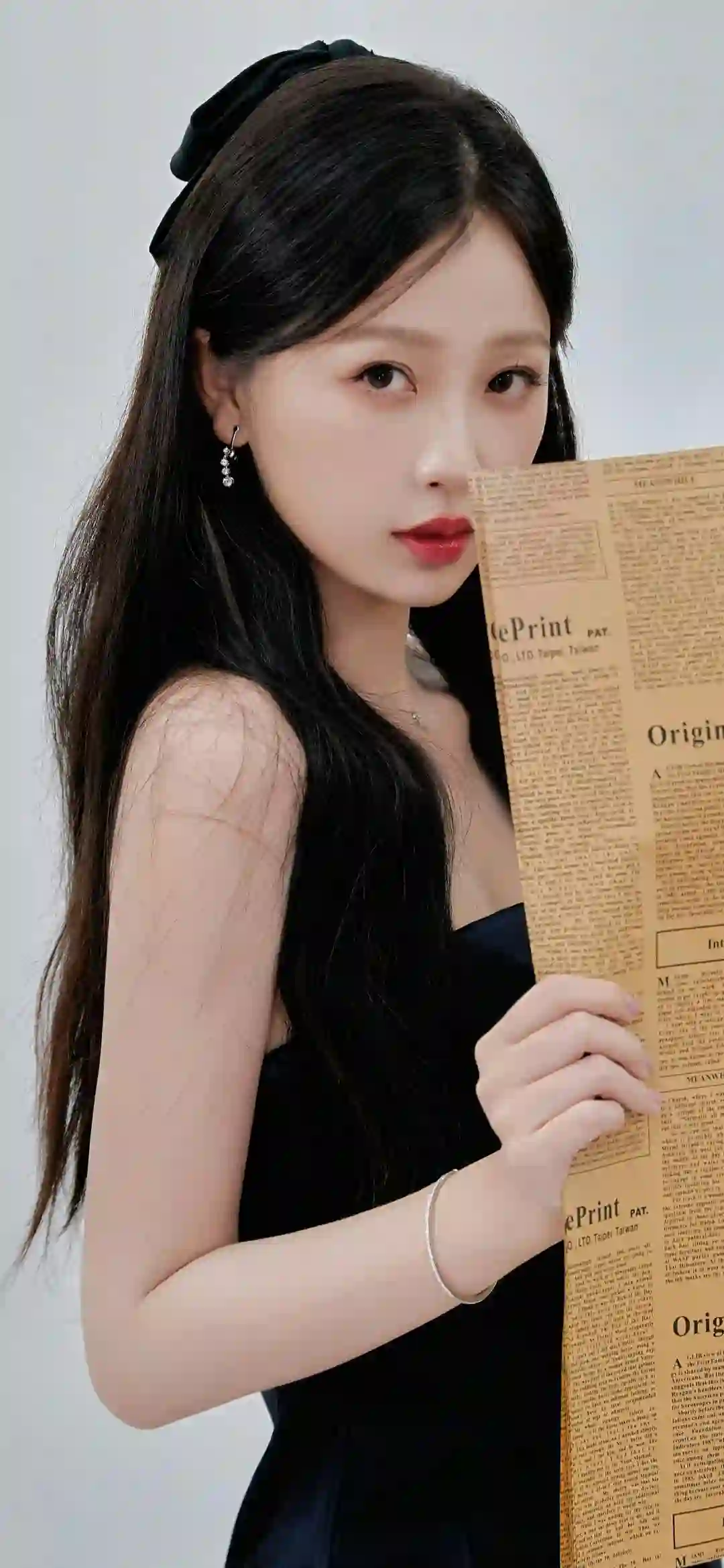 美女明星 虞书欣 长发可爱女孩 手里拿着报纸