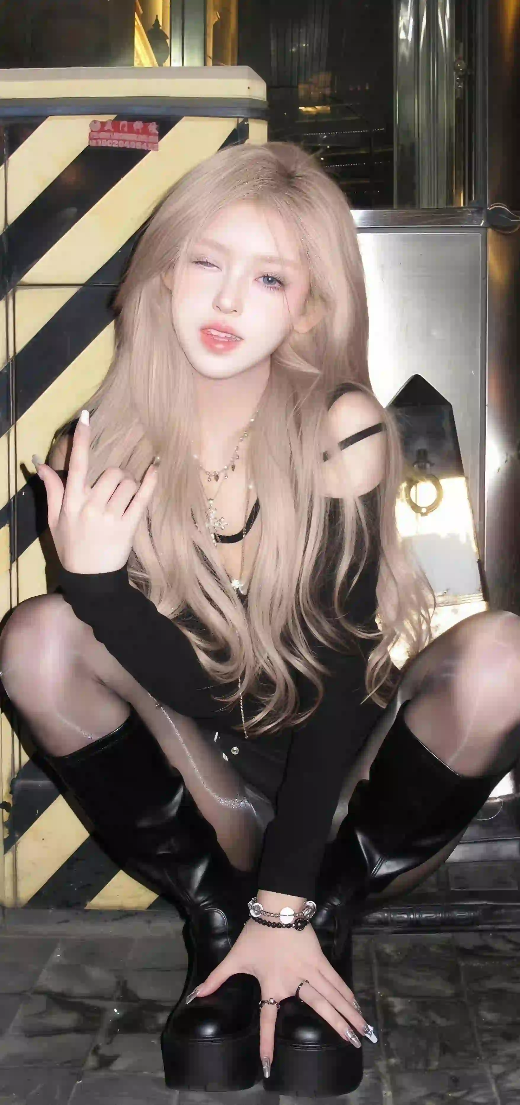 时尚女孩 个性穿搭 黑丝 wink