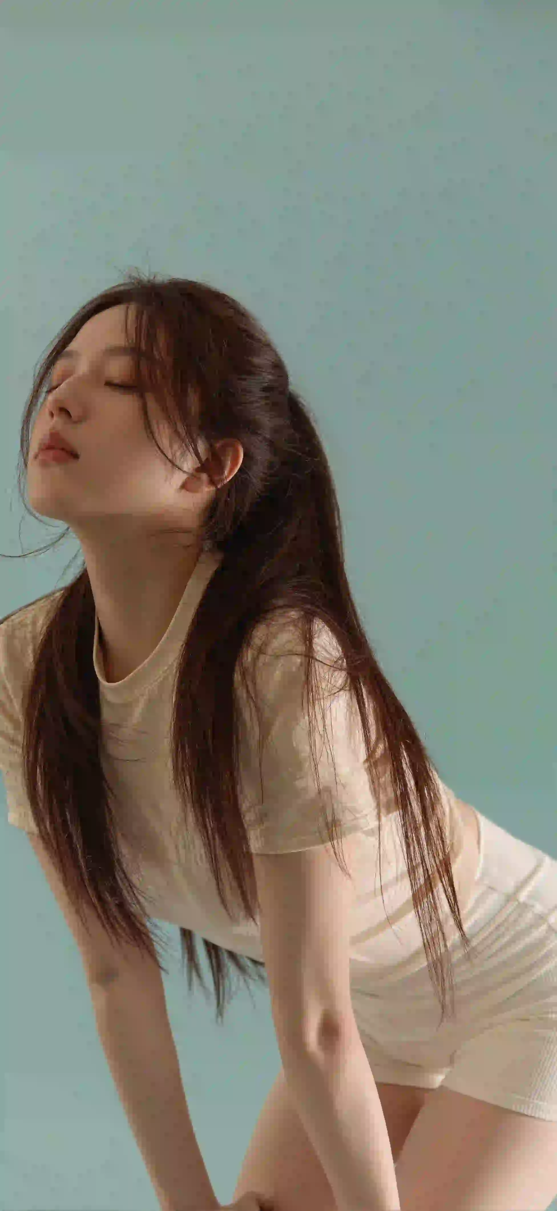 长发女孩 闭眼的长发美女 白色衣服 白色短裤