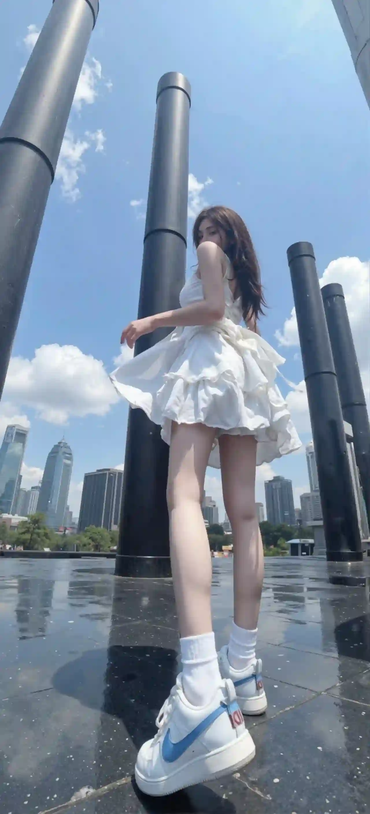 长腿女孩 白裙女孩 白色衣服 户外 运动鞋