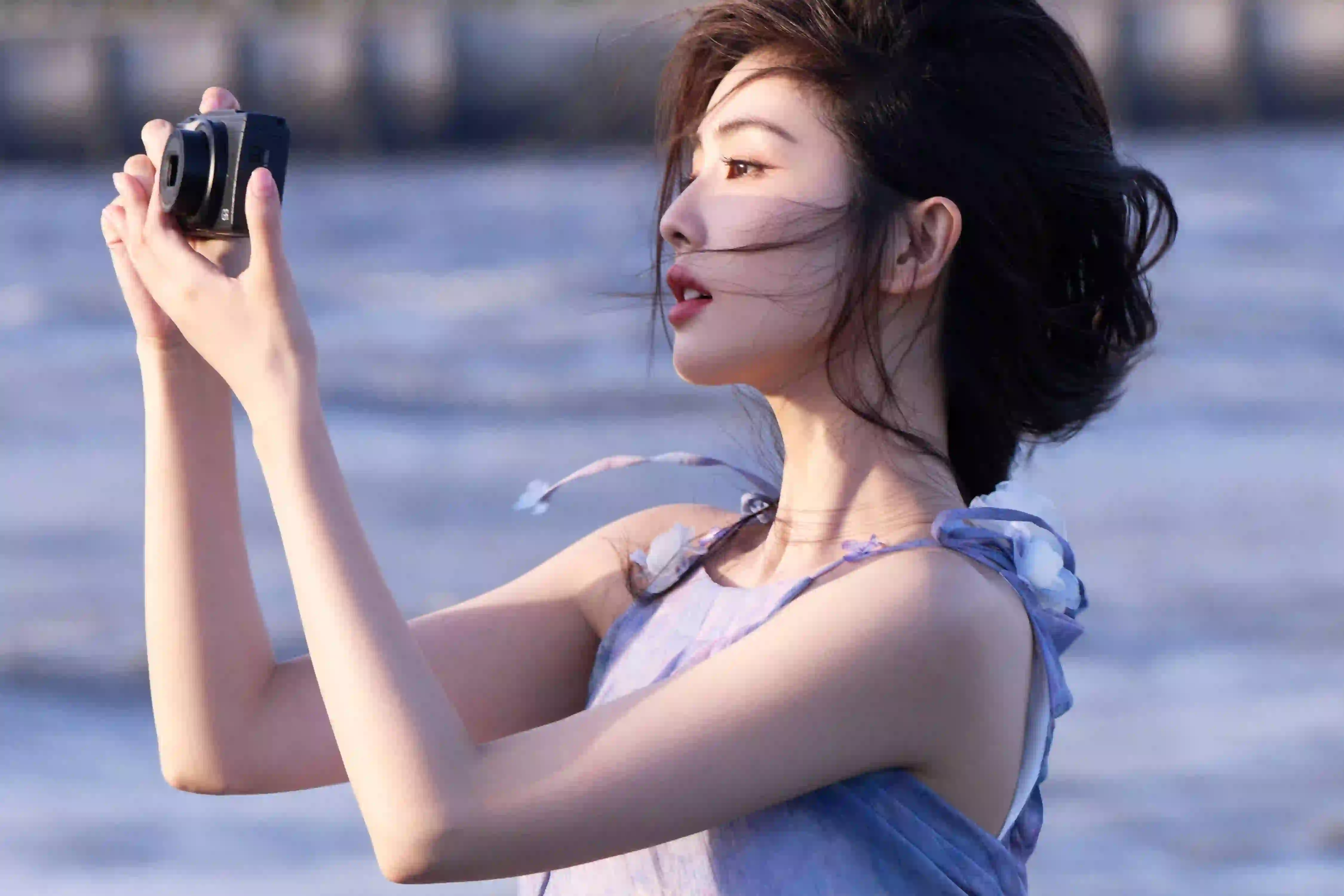 文艺女孩 长发美女 眼镜 相机 户外