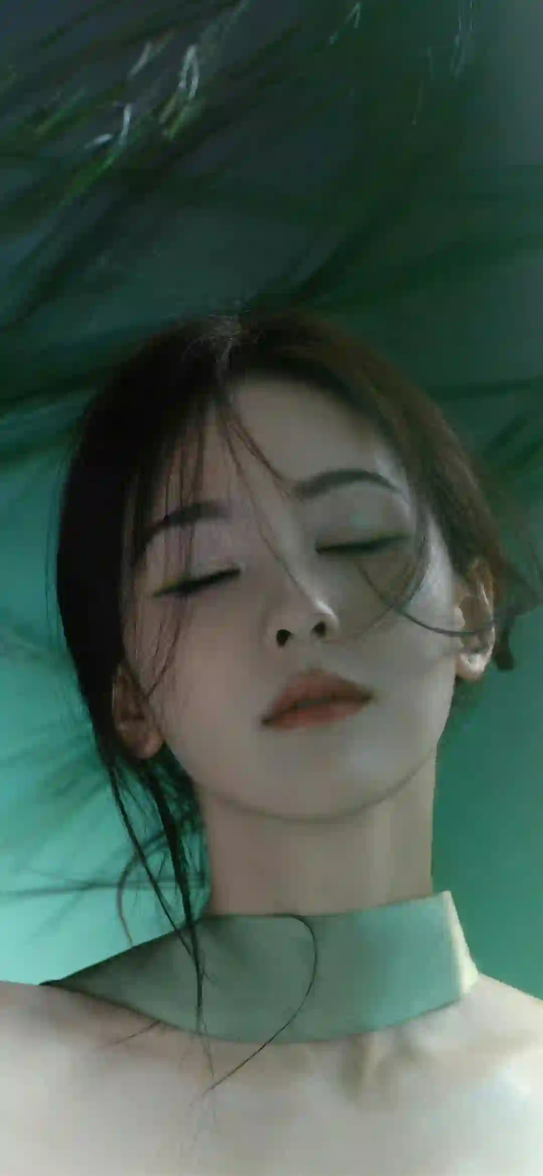 美女 闭眼的女孩 陈都灵