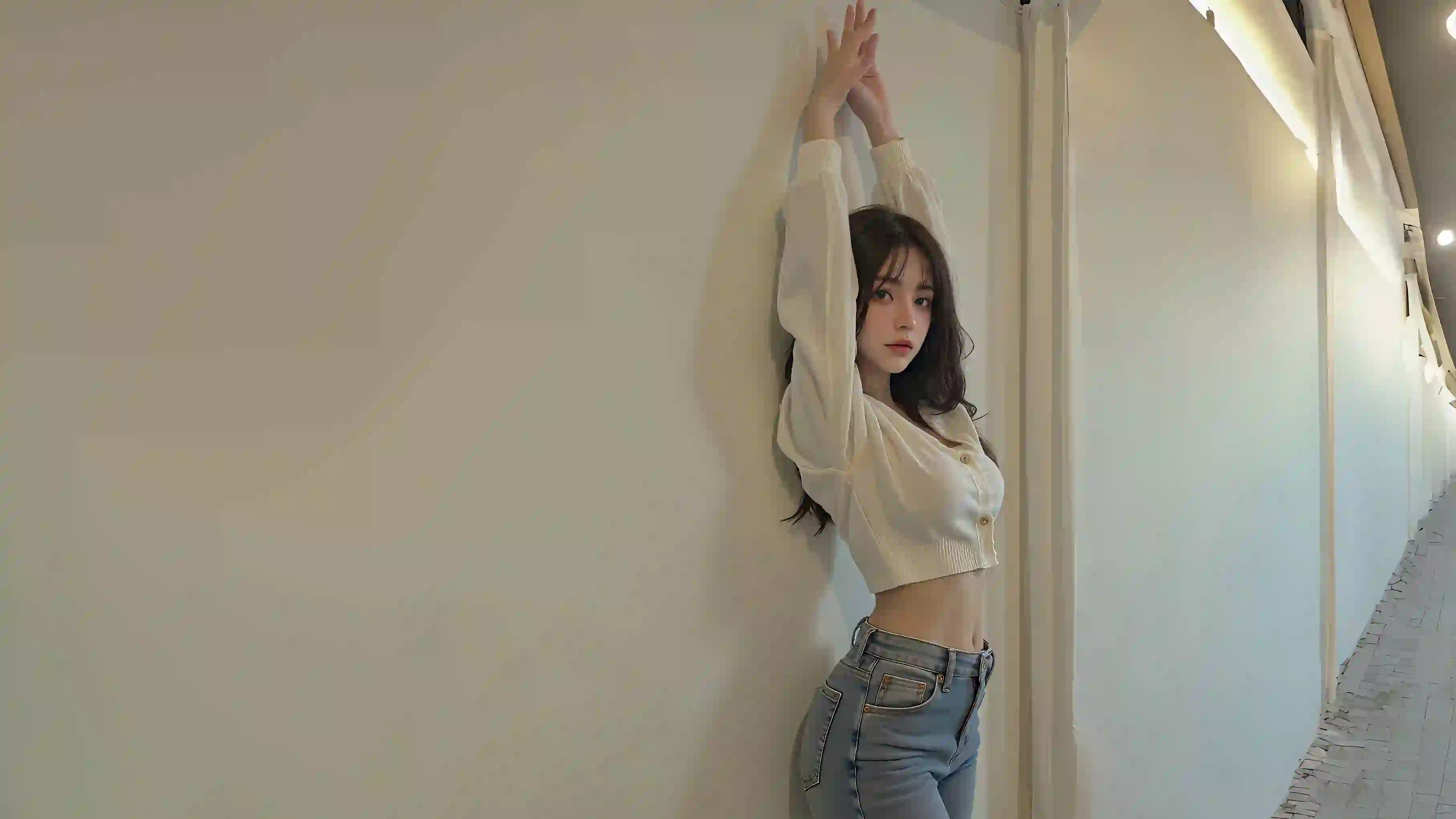 靠在墙上的长发白衣女孩 牛仔穿搭