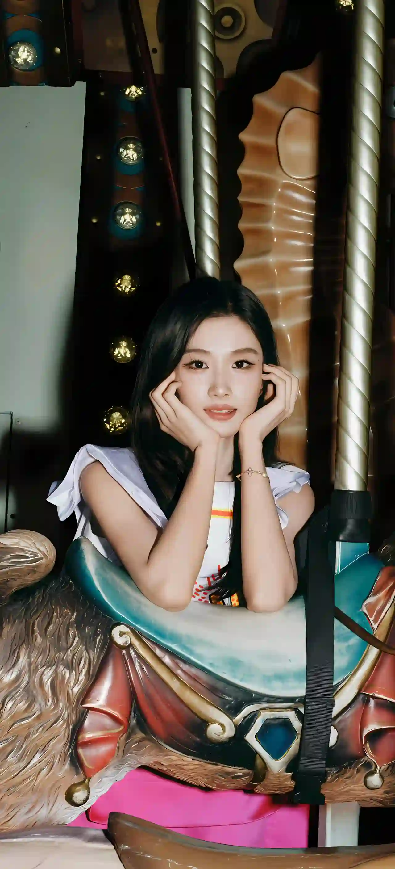 少女 旋转木马 游乐园 可爱写真 托腮姿势 长发女孩 卢昱晓