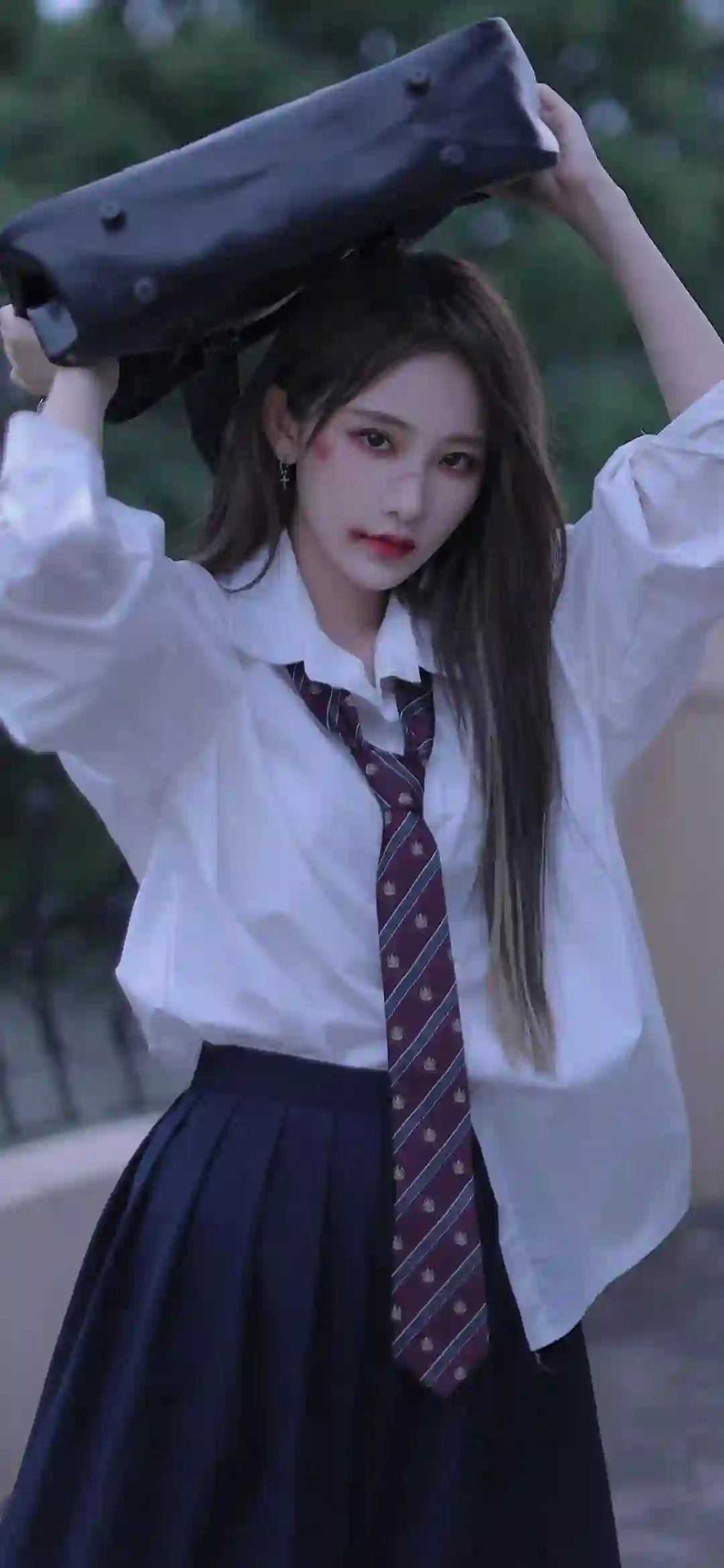 美女 长发美女 黑色背包 白色衬衫 黑色jk裙 jk穿搭 受伤妆