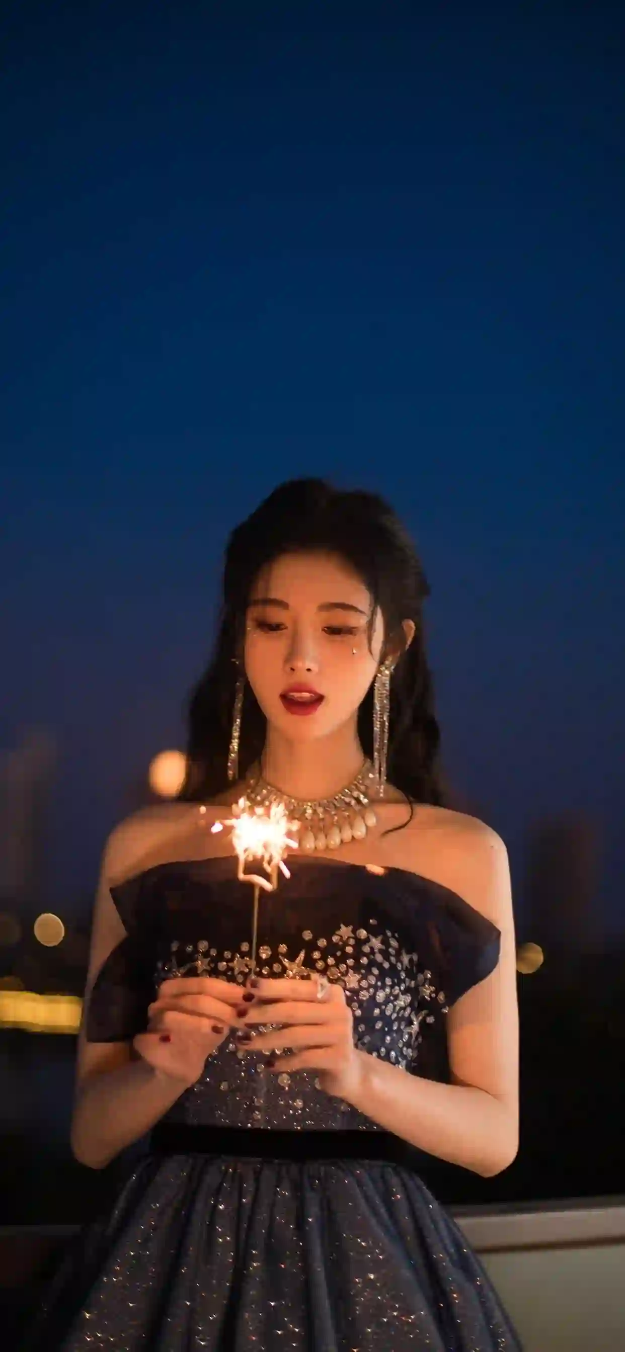 美女明星壁纸 鞠婧祎 时尚黑色抹胸长裙 烟花 手拿绚烂烟花