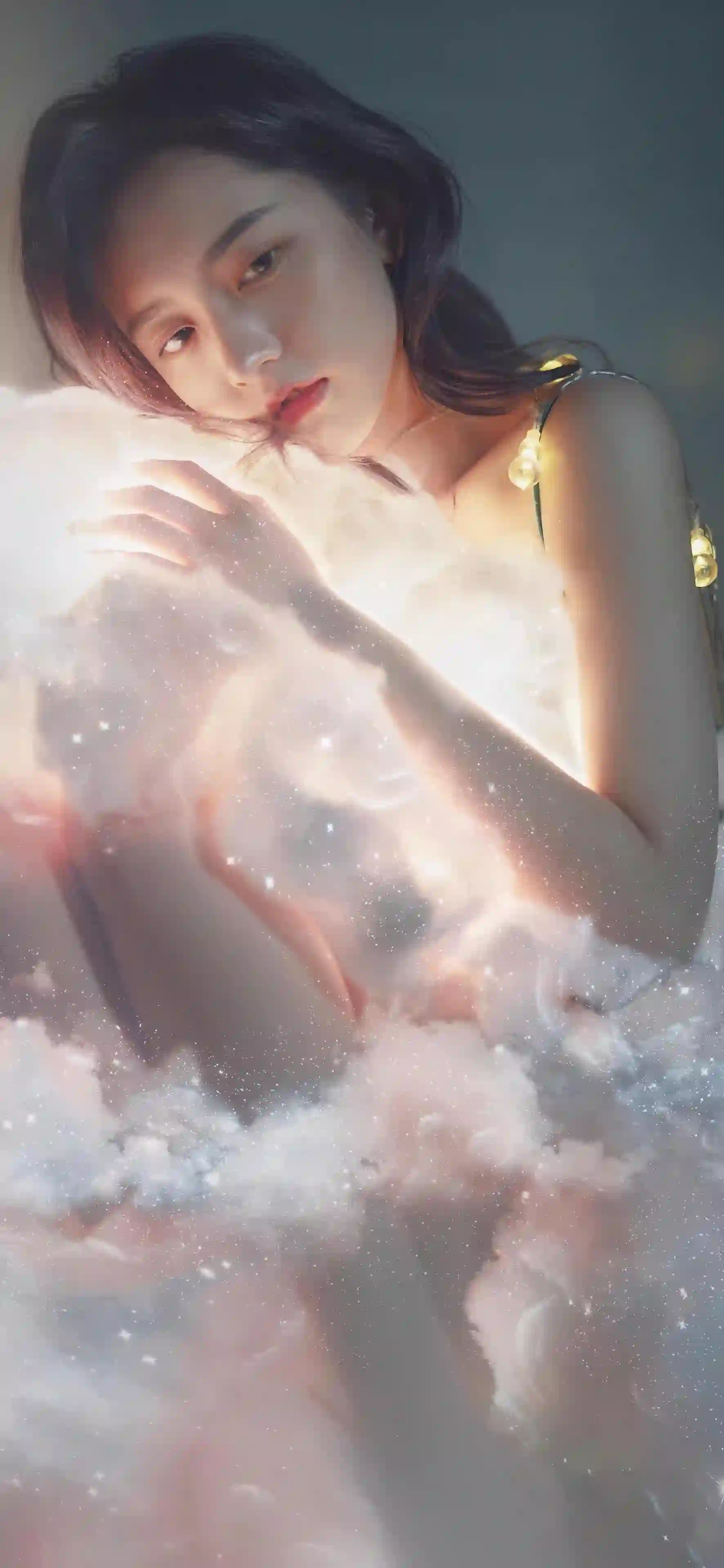 图片展示一位长发女性 周围环绕着发光的云雾和星星 营造出梦幻唯美的氛围