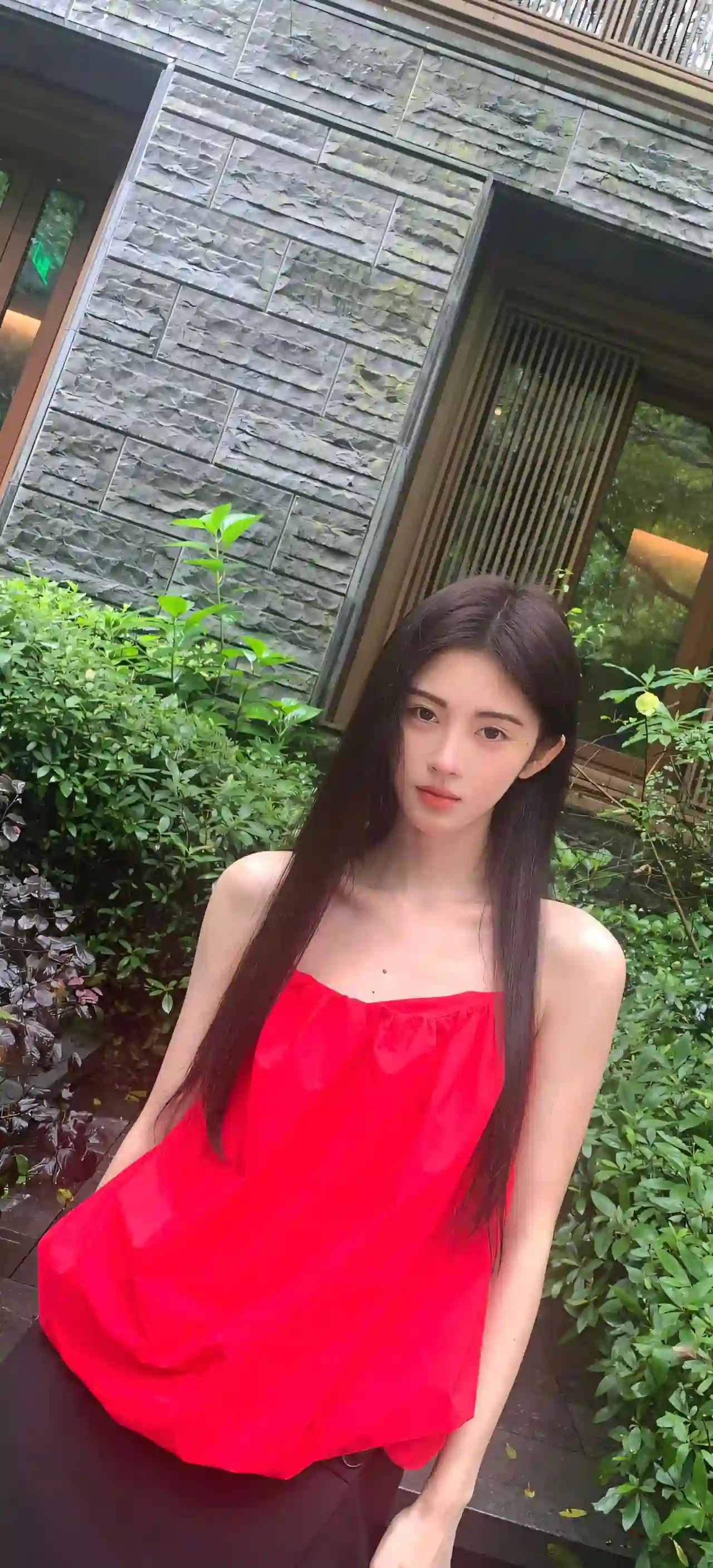 红裙少女 户外人像 长发美女 绿植背景 写真摄影 鞠婧祎