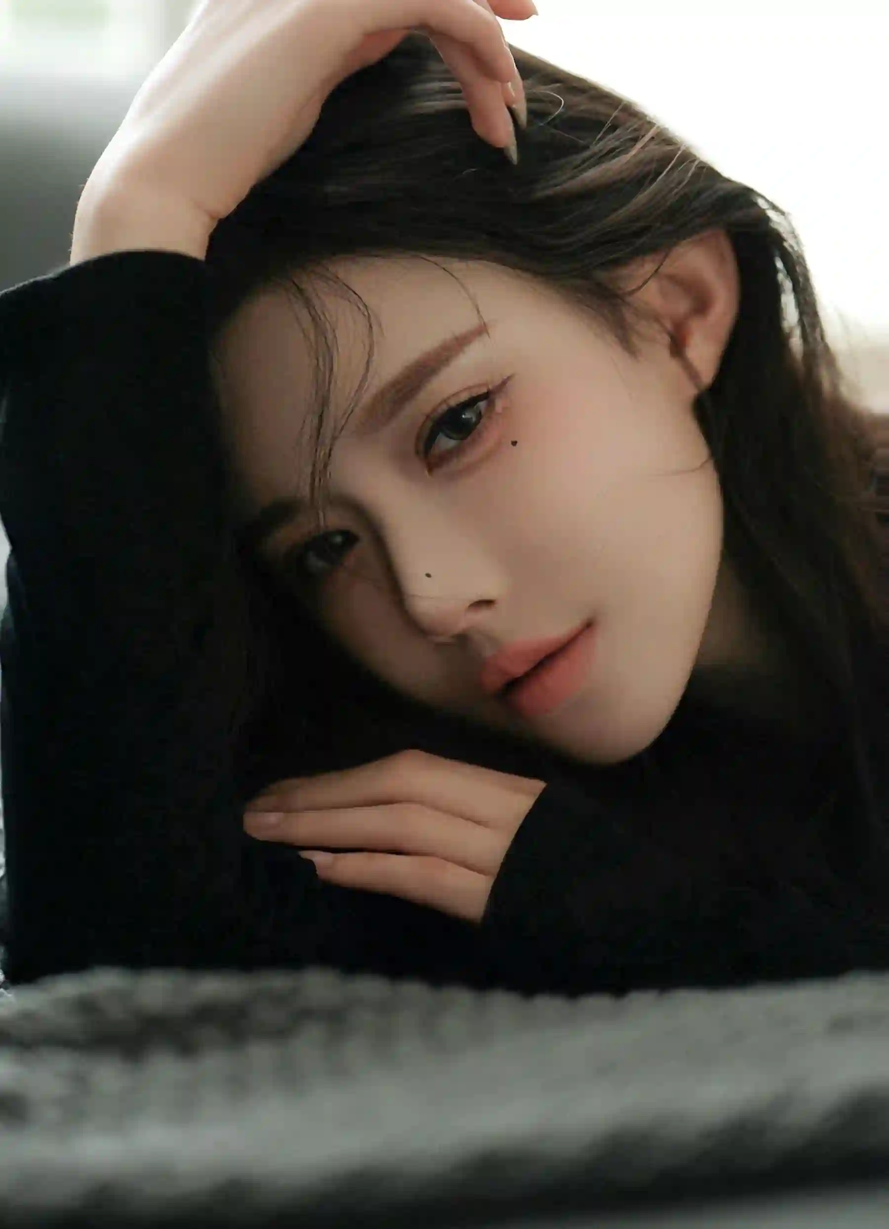长发美女 黑色衣服 慵懒 沙发上的长发慵懒美女