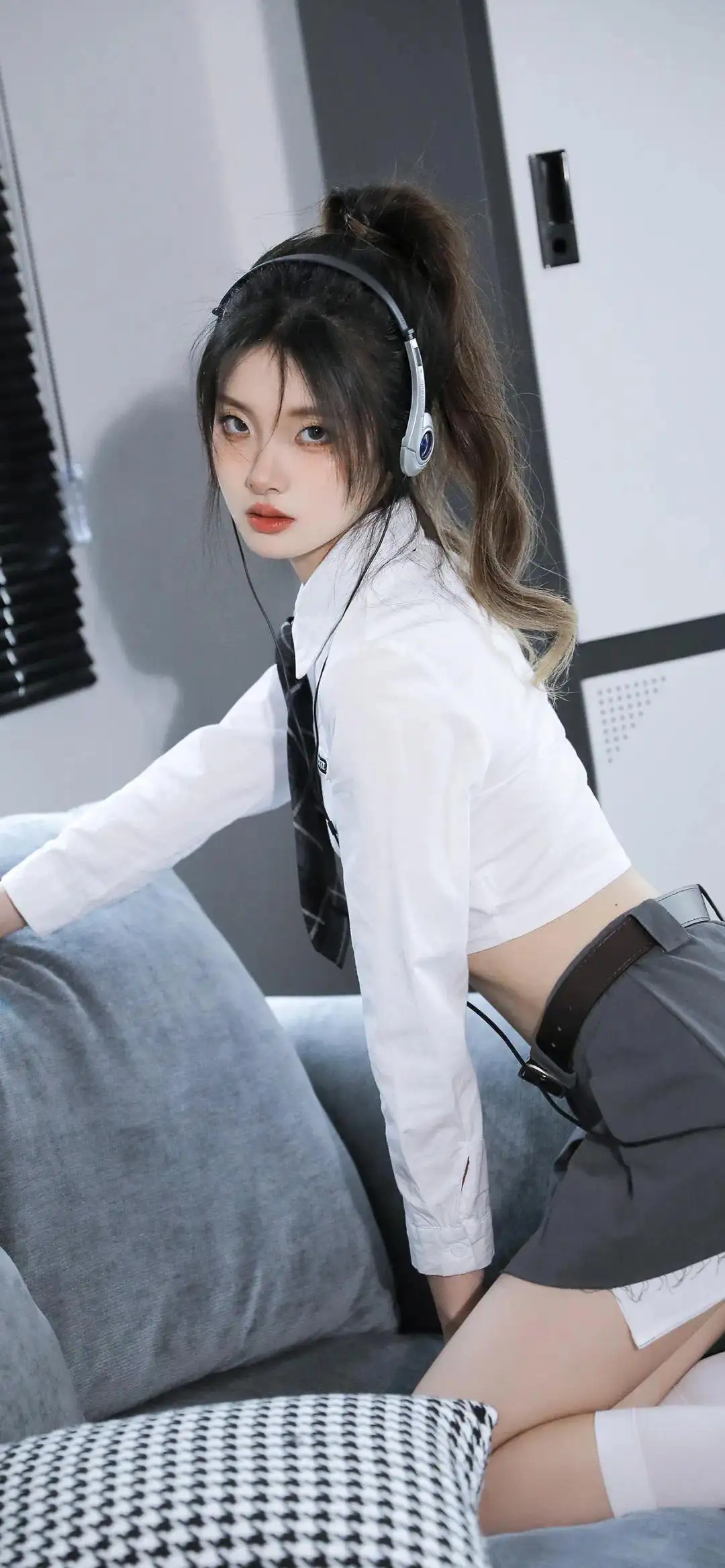带着耳机的酷酷居家jk美女