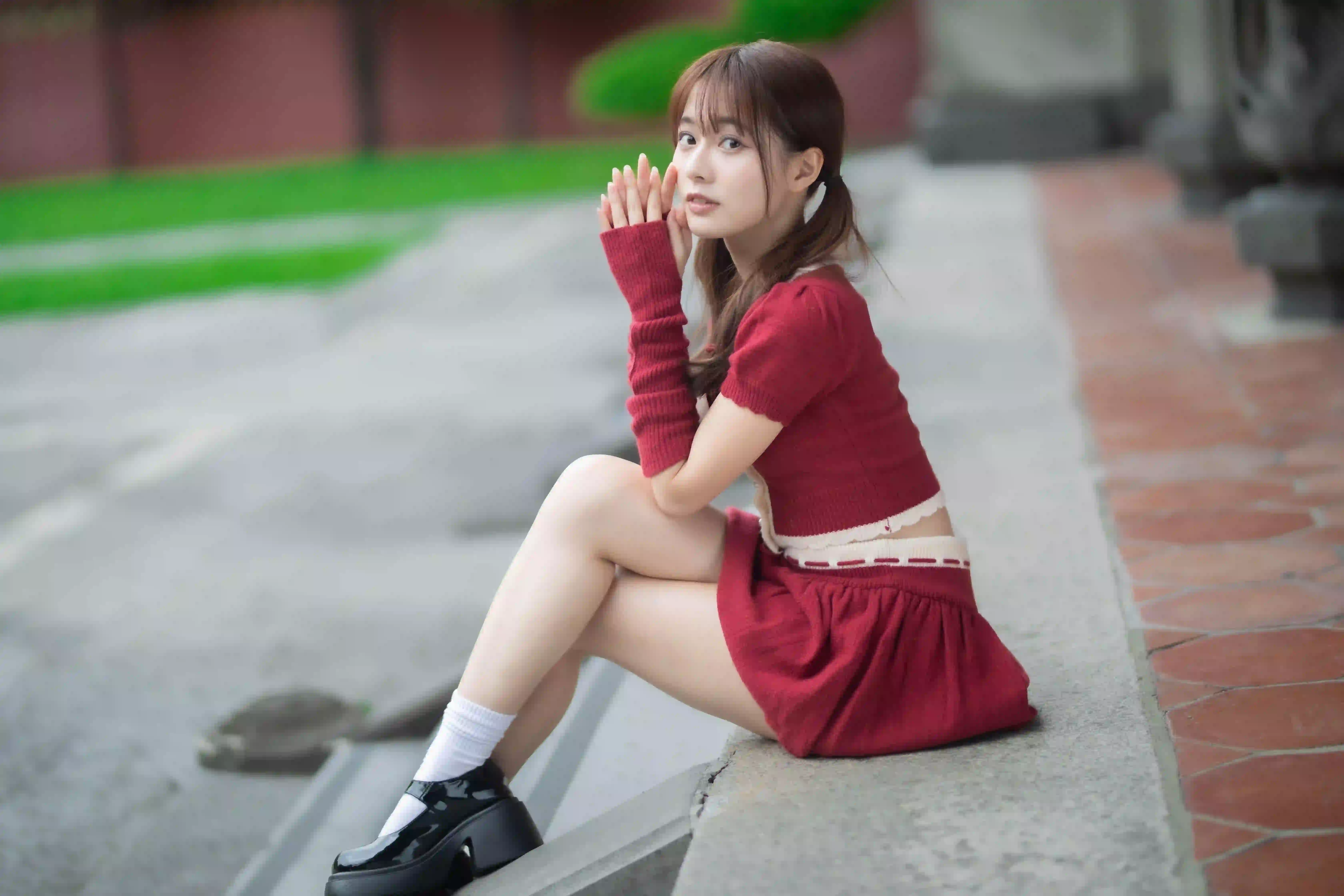 长发美女 红裙美女 户外 长腿美女