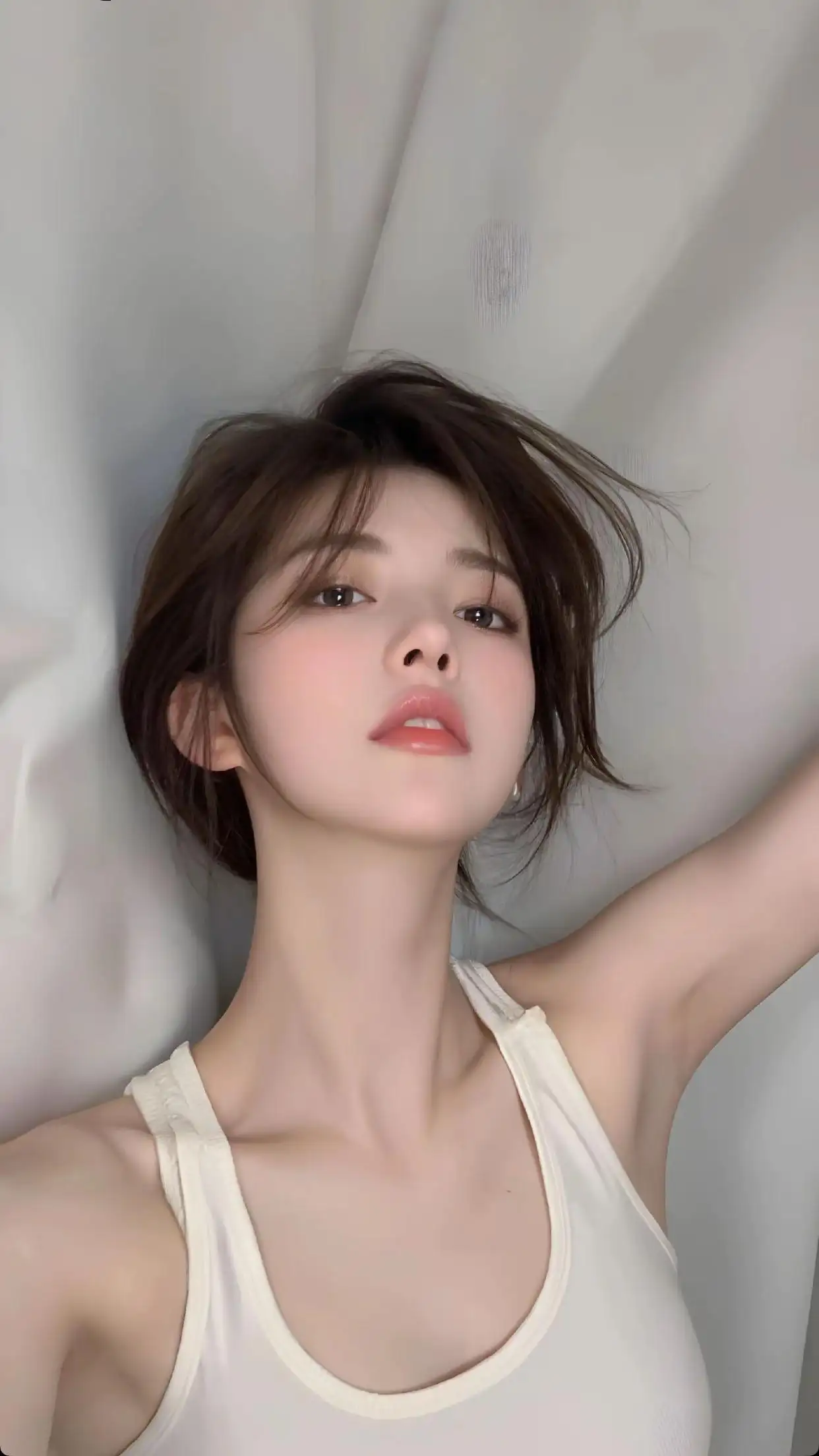 高颜值美女，傲娇的白色背心穿着美少女手机