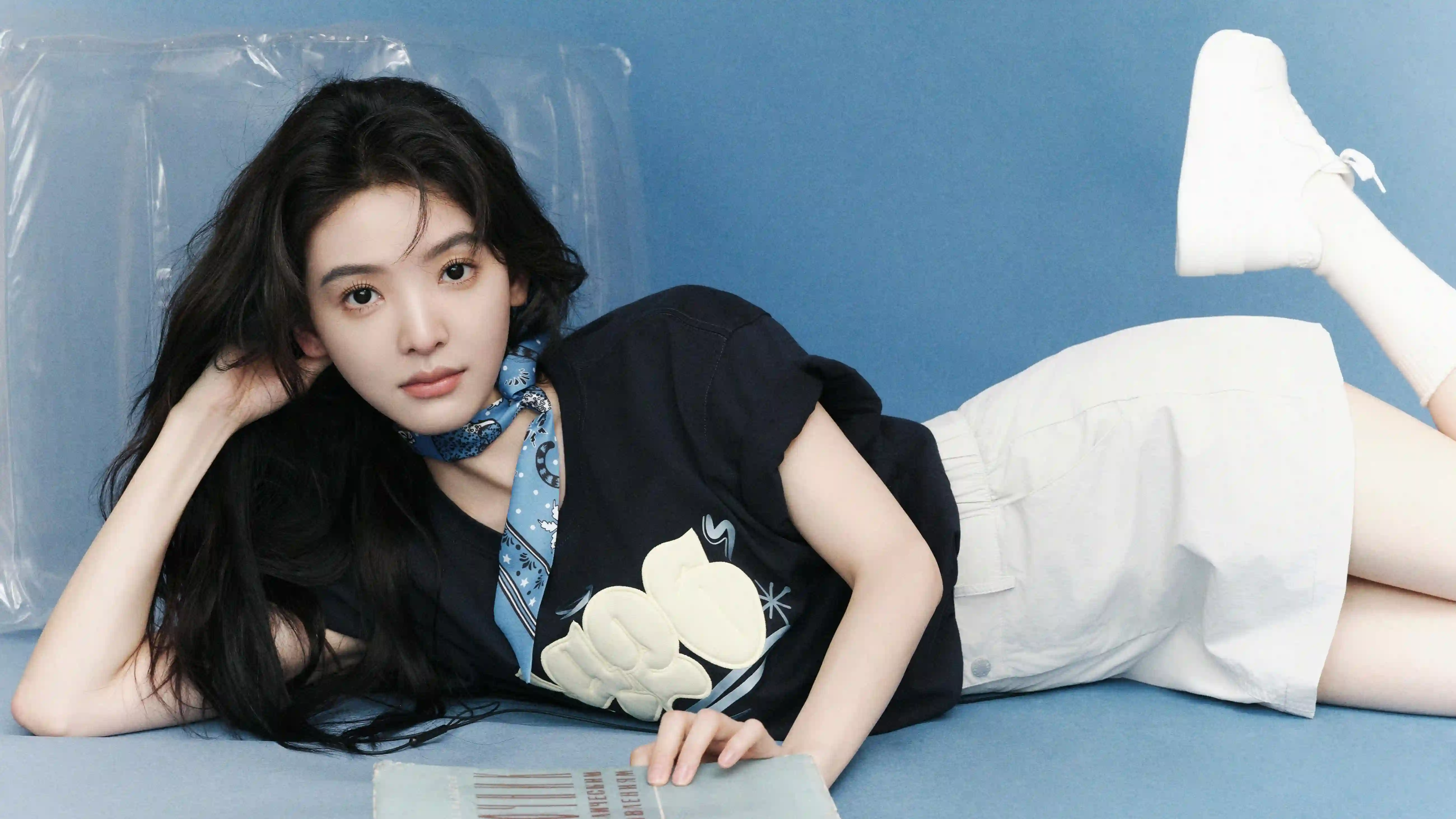 长发美女 时尚穿搭 黑色衣服 白色短裙 明星 章若楠