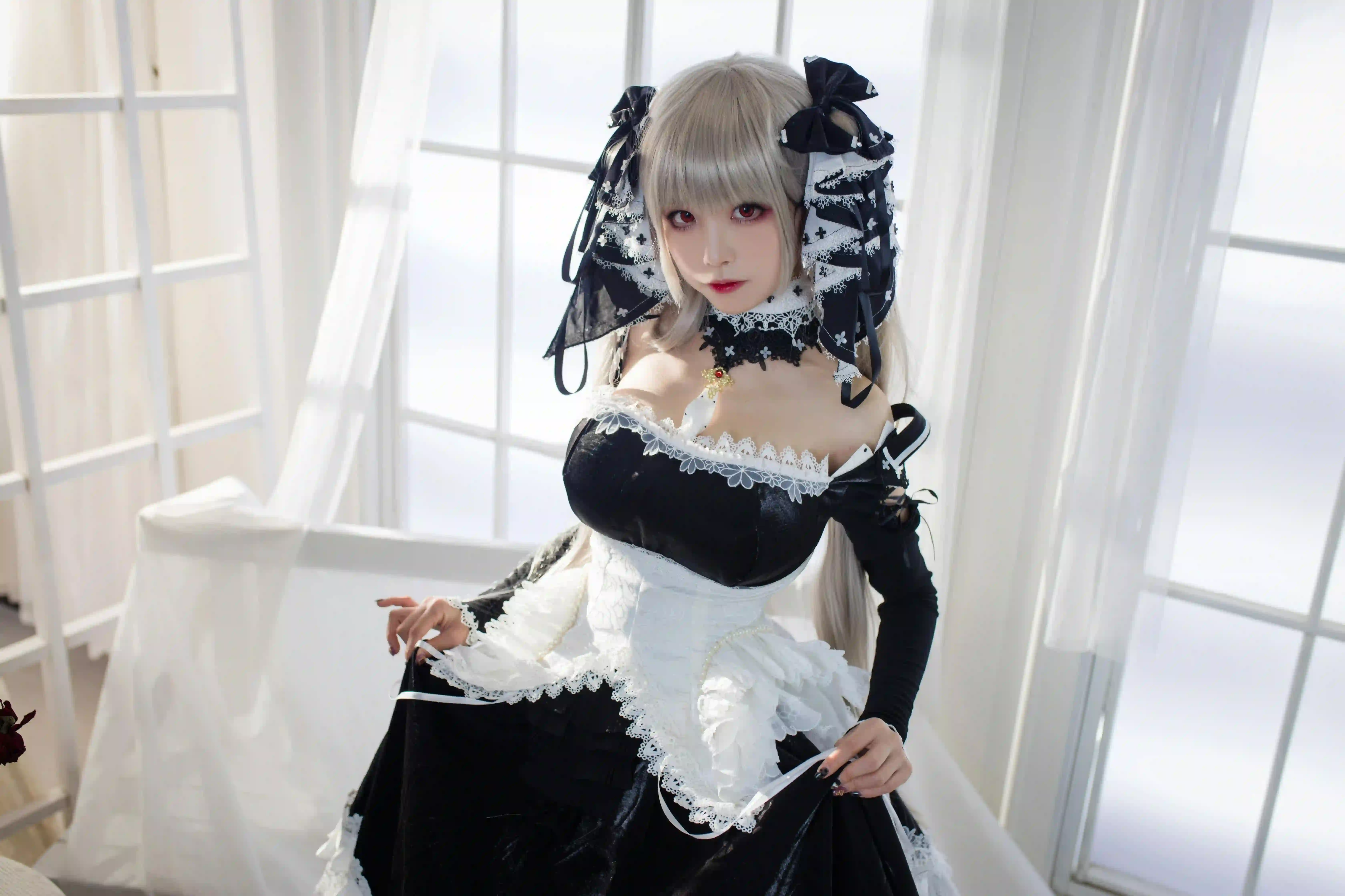 哥特洛丽塔 cosplay 银发红眼 蕾丝黑裙 窗边逆光 唯美写真
