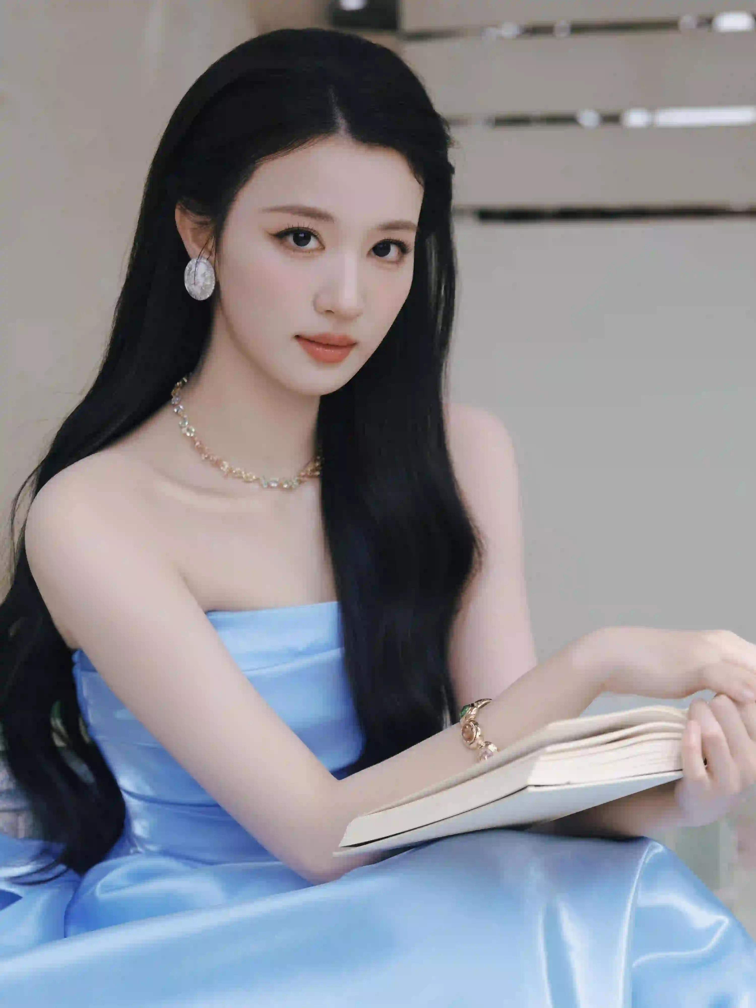 王楚然 蓝色抹胸长裙 优雅美女 清纯美女 书籍