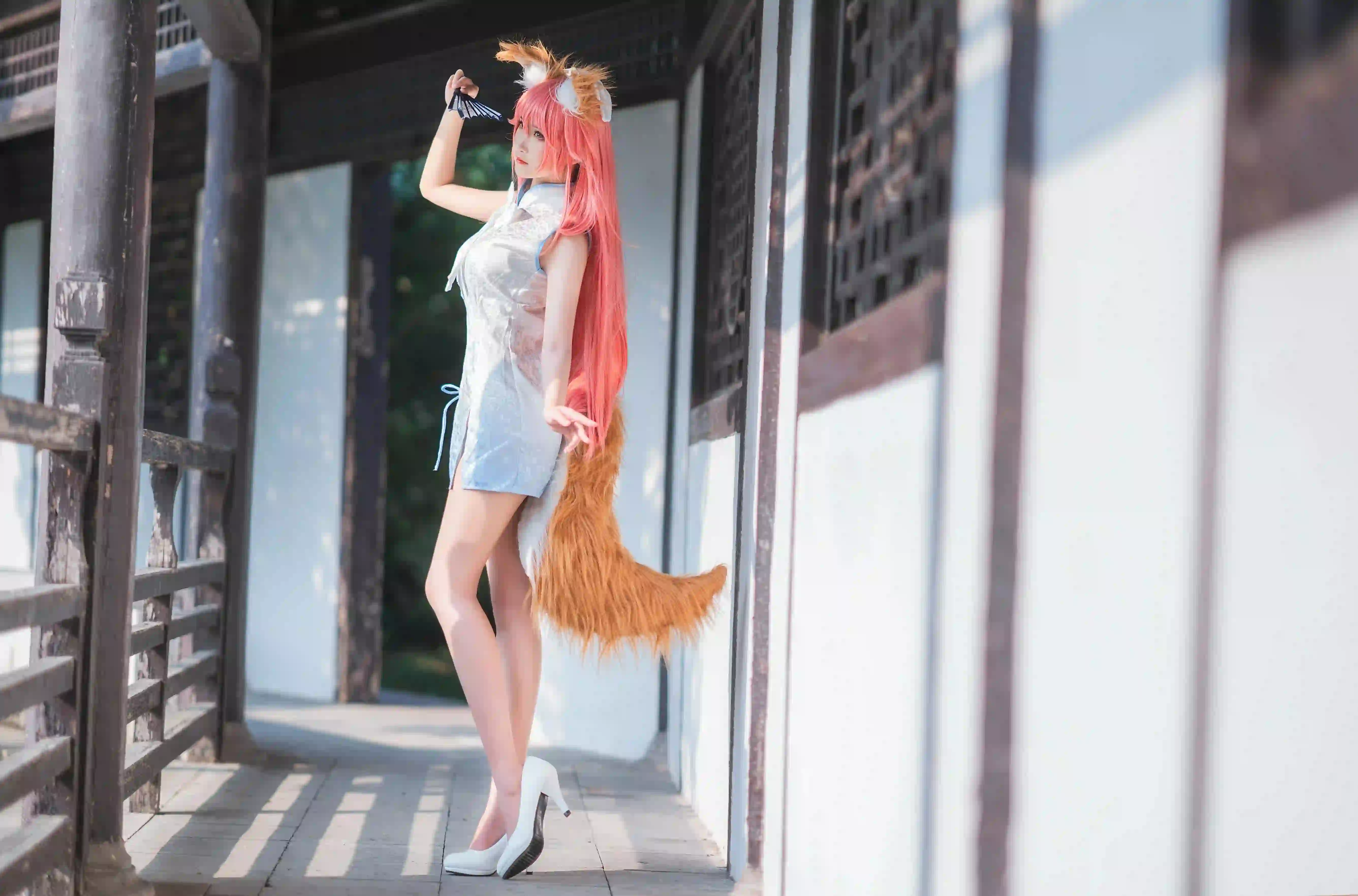cosplay 长发女孩 狐狸耳朵 尾巴 旗袍 白色高跟鞋