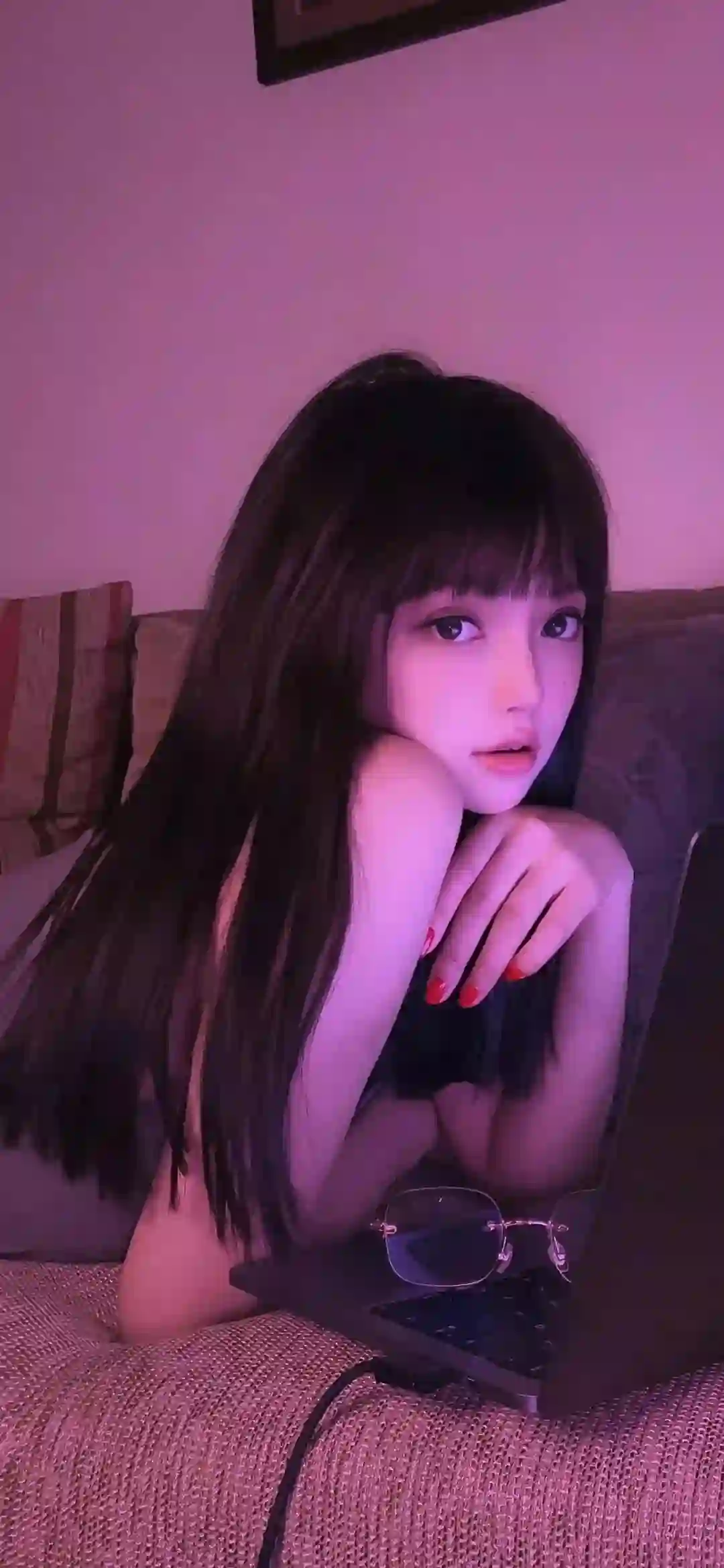 粉红色灯光 居家写真 长发性感美女