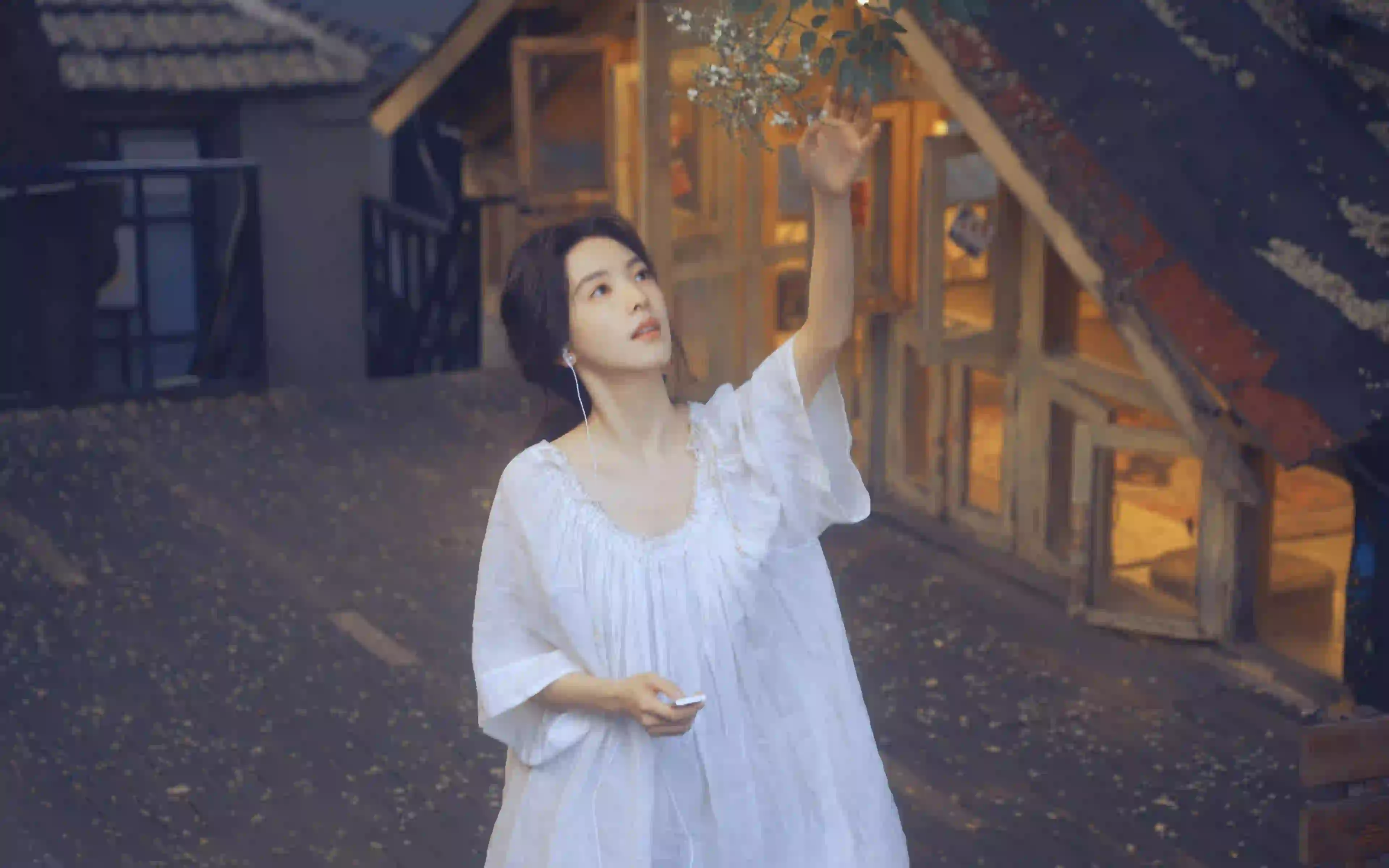 章若楠 白色裙子 清新 4K高清壁纸美女 户外 暖色调