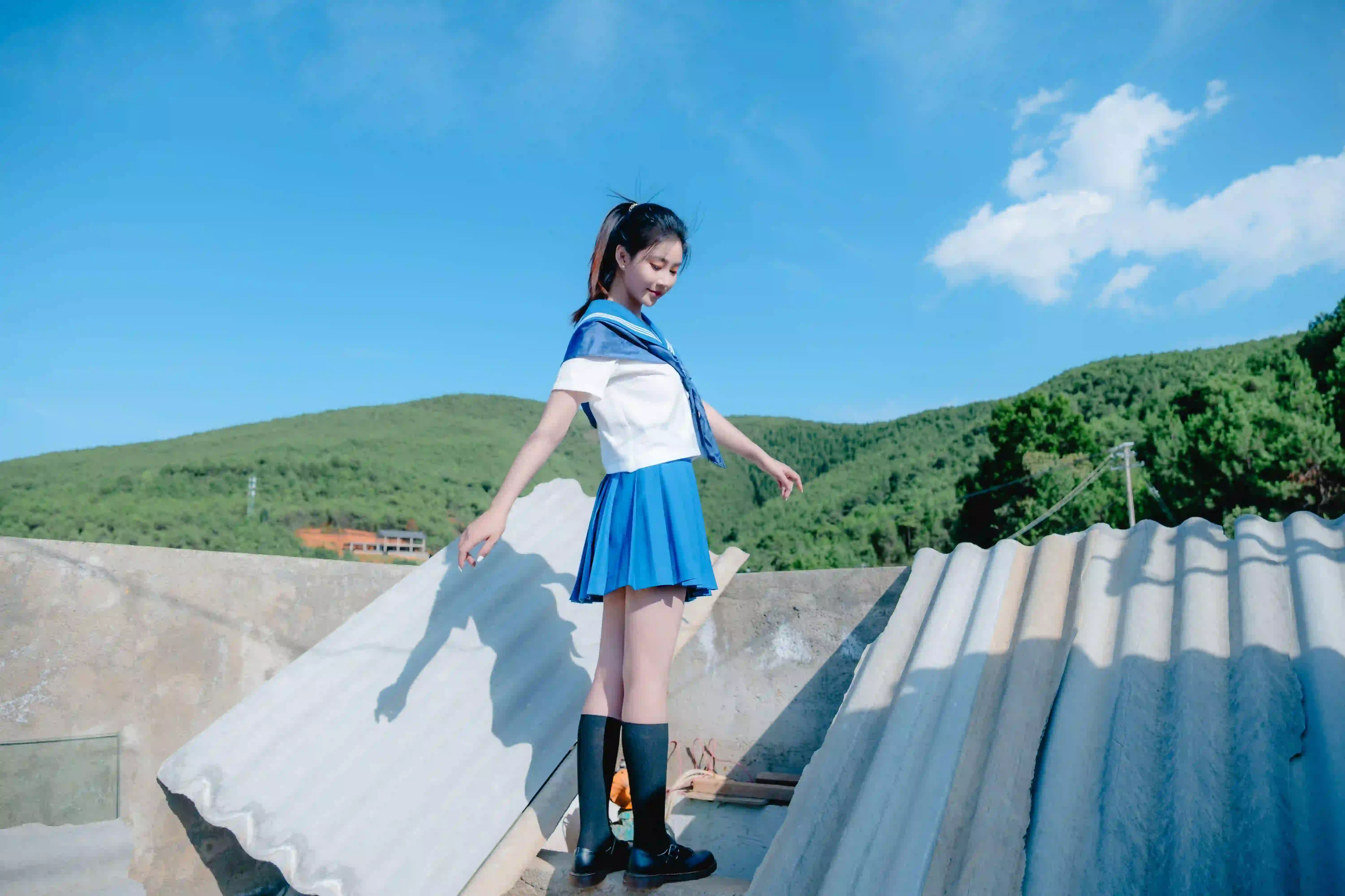 单马尾女孩 长腿美女 蓝天白云 屋顶