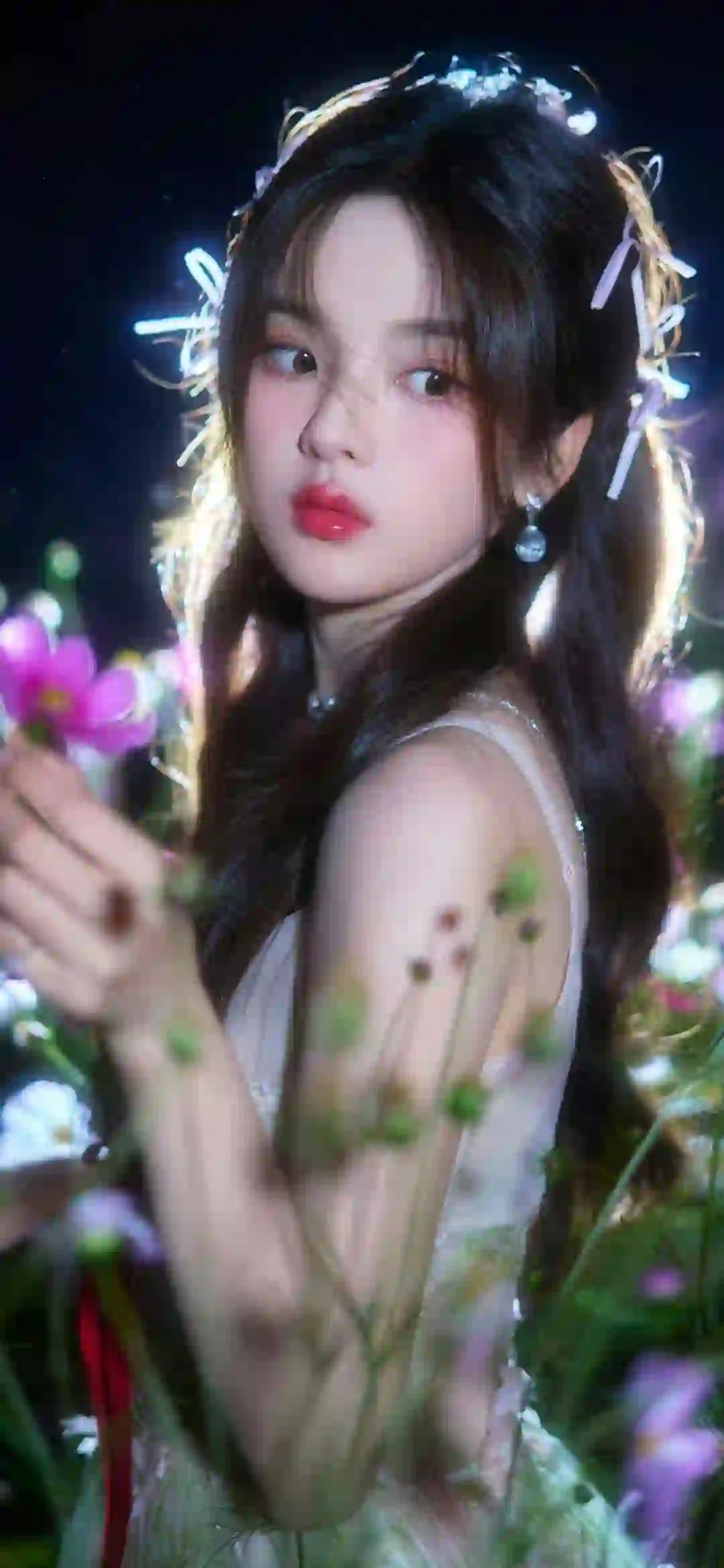 被鲜花包围的清纯女孩 杨超越