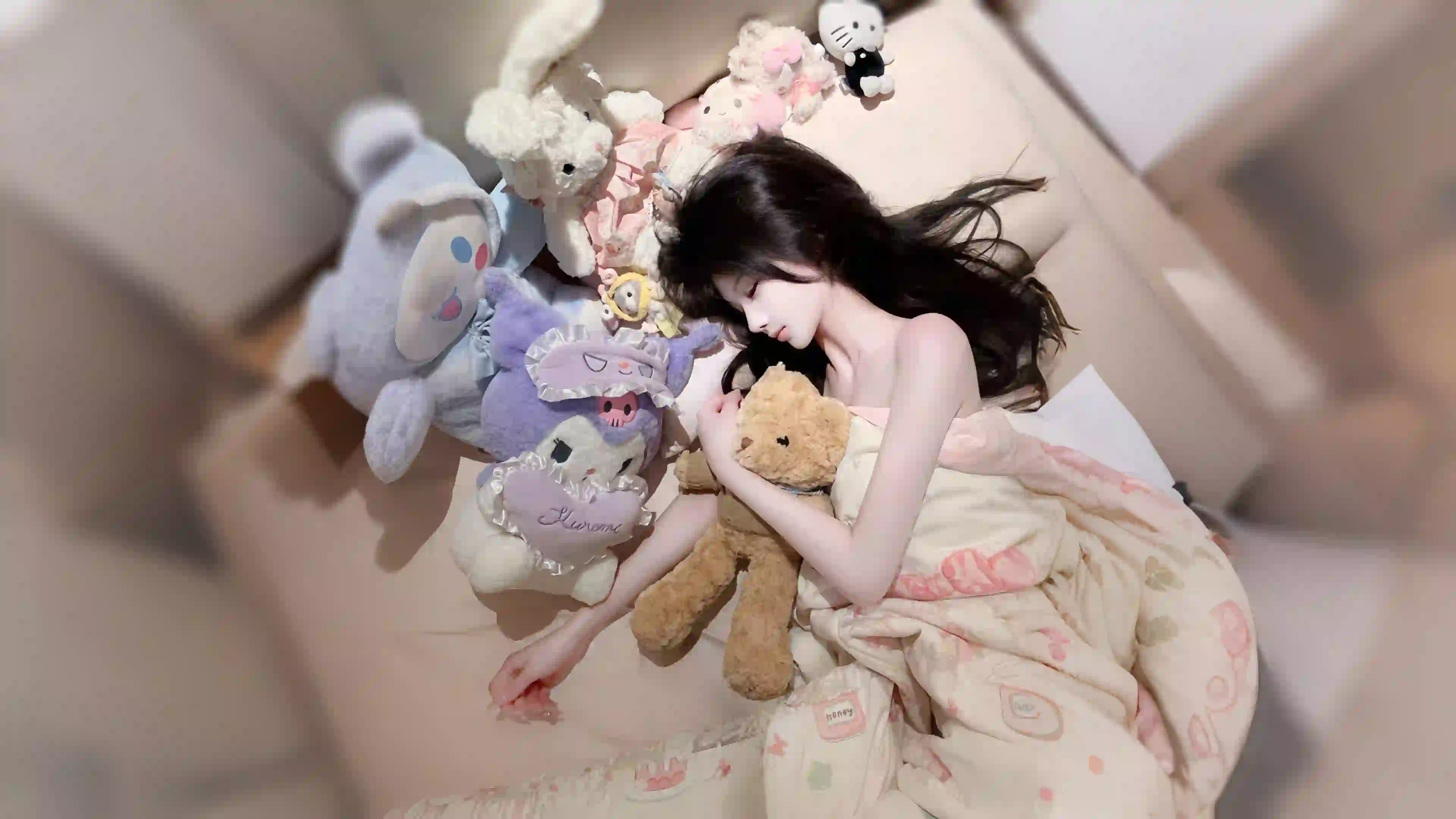 长发美女 可爱 居家 玩偶 可爱玩偶 休息