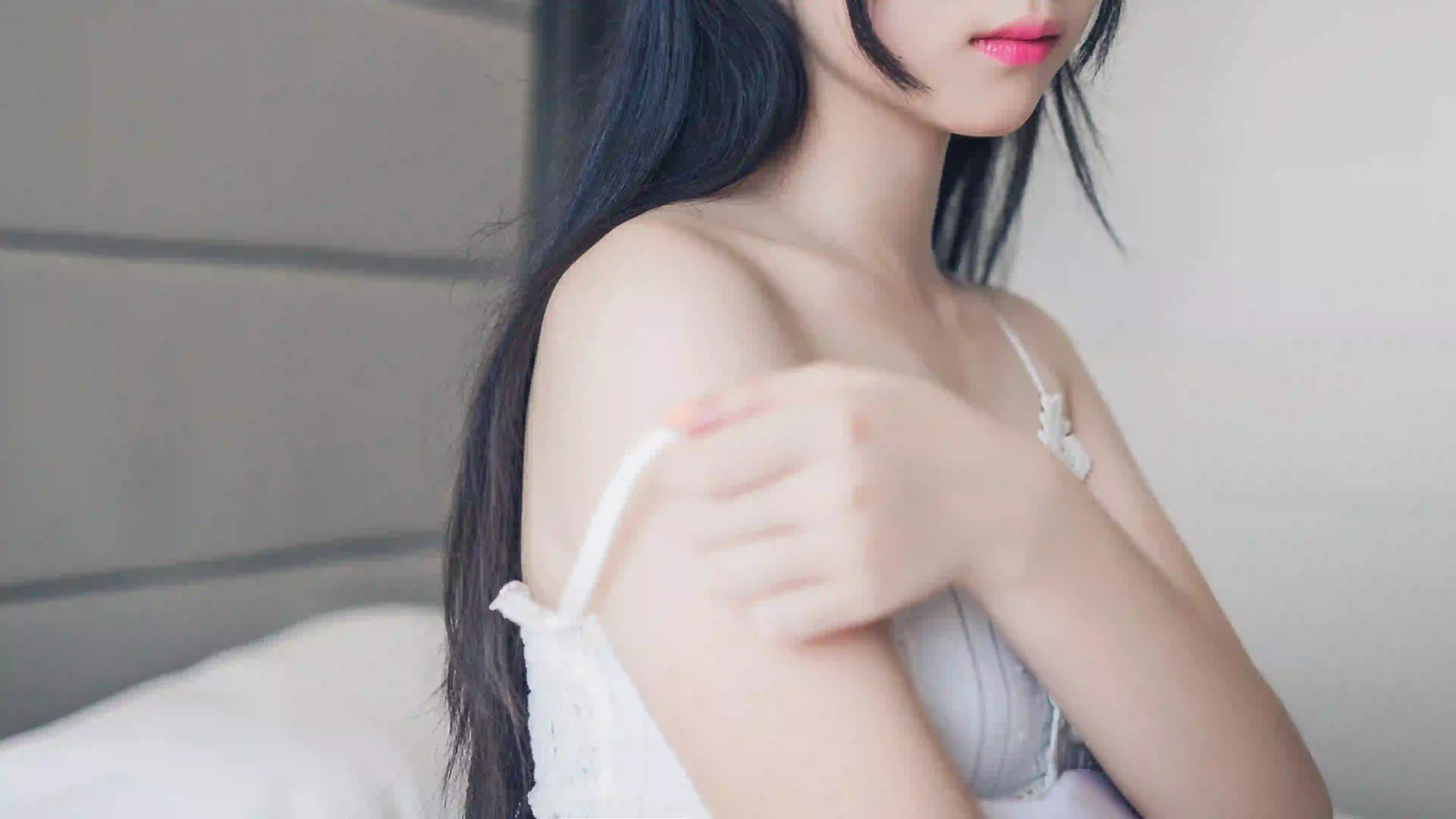 长发性感吊带美女 居家写真
