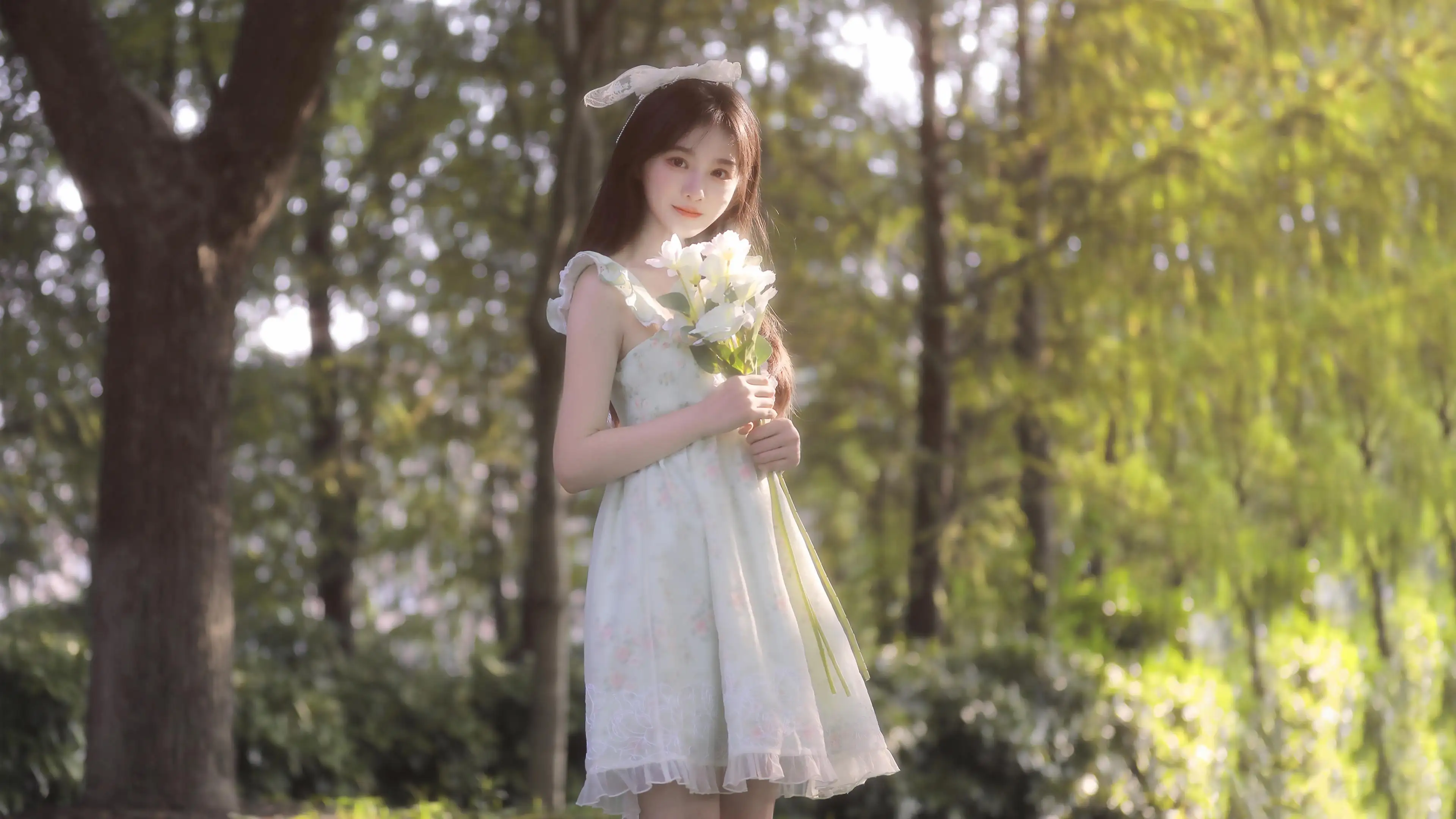 小清新 清纯 美女 裙子 鲜花 树林 摄影 4k 电脑 壁纸