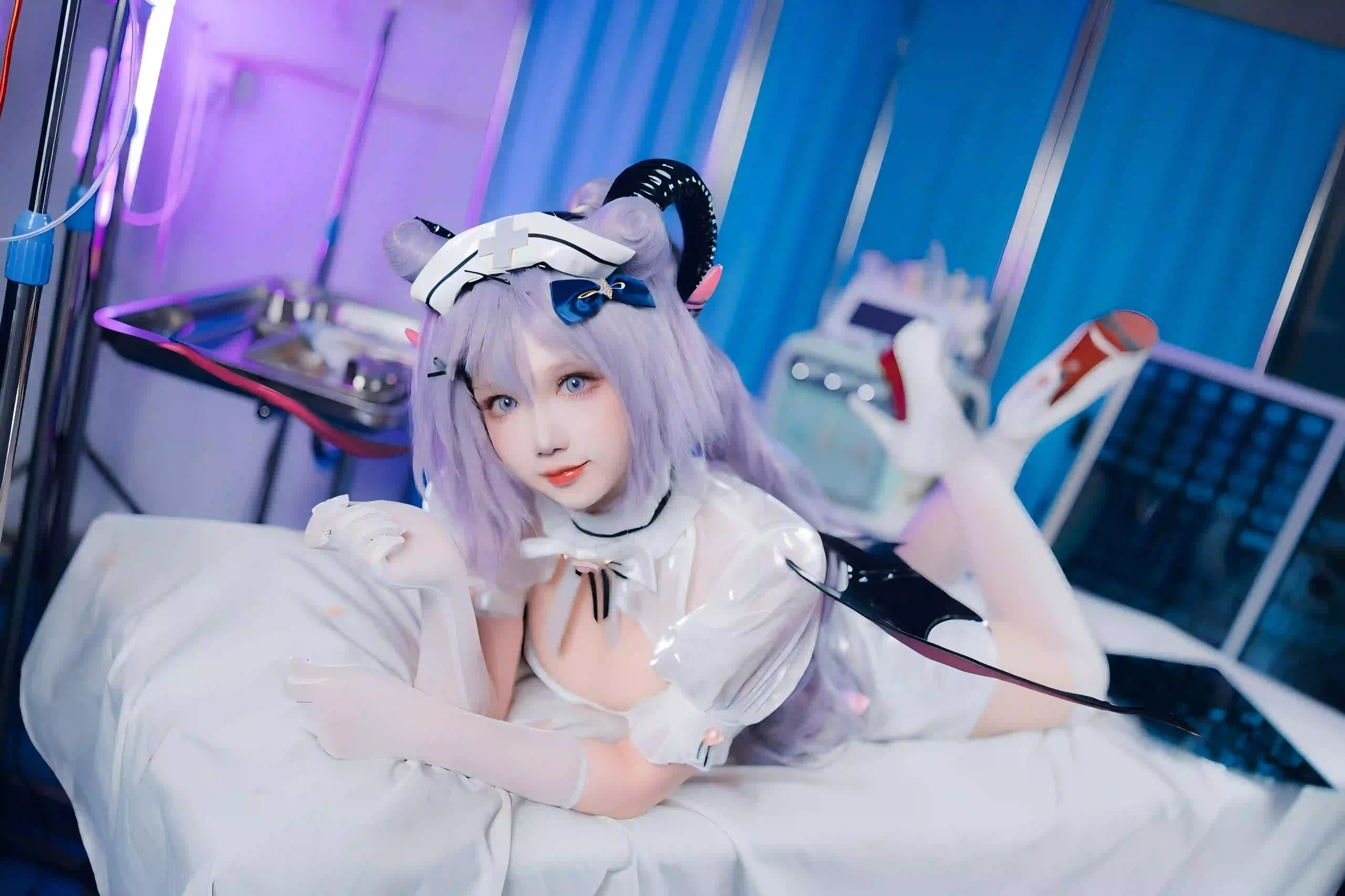 cosplay 紫色头发 长腿丝袜 白色衣服 可爱