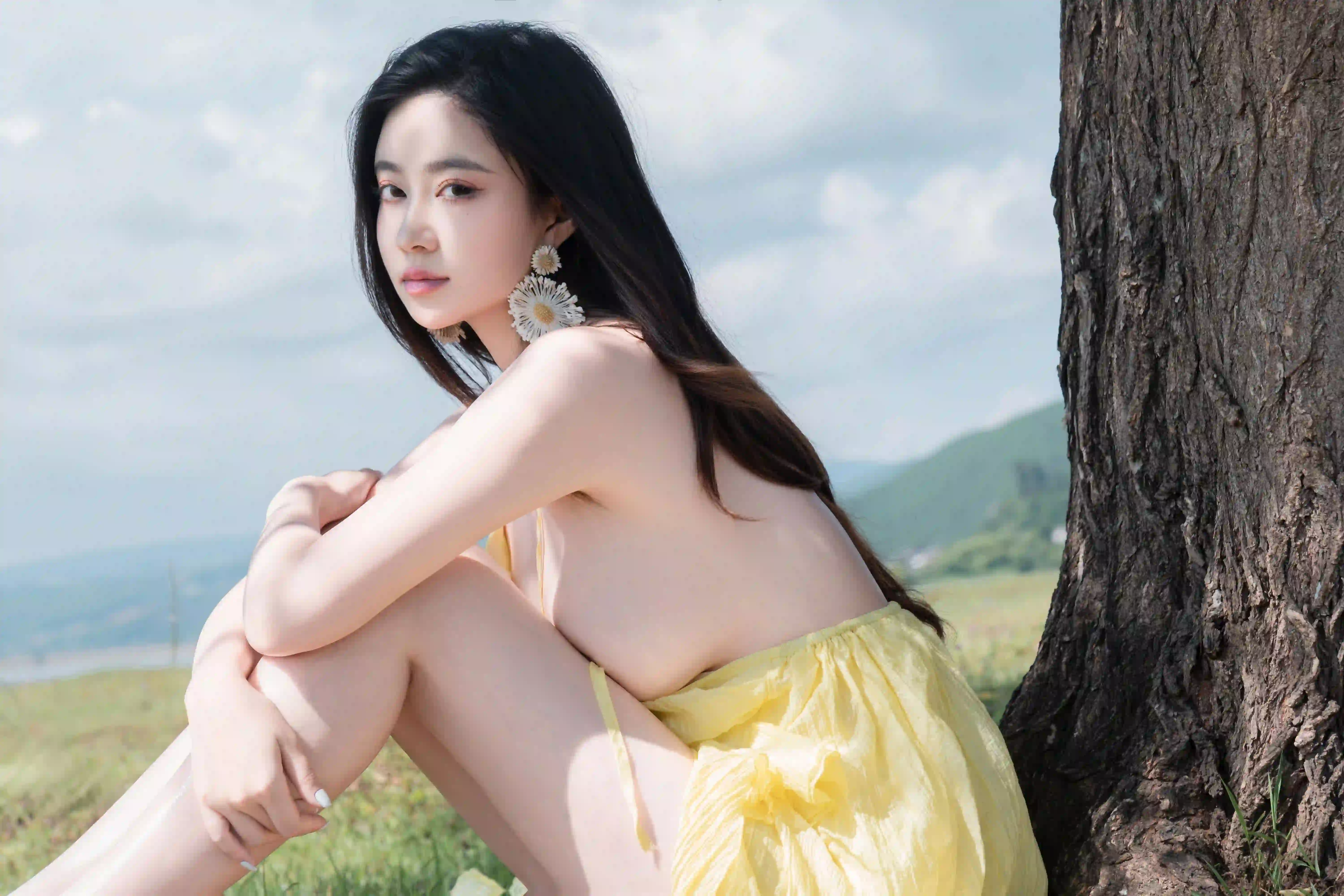 黄色长裙 户外 亲近自然 蓝天白云 长发美女 长腿美女