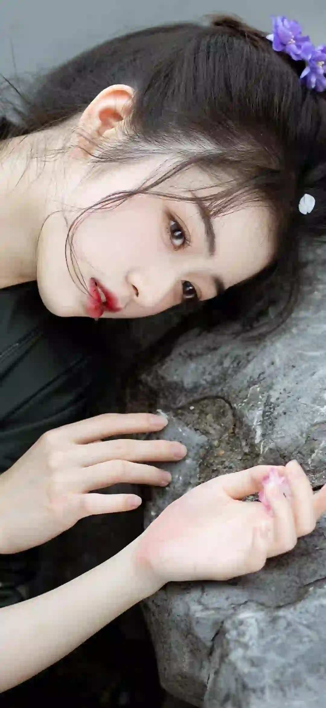 侧躺在石头上的清纯女孩