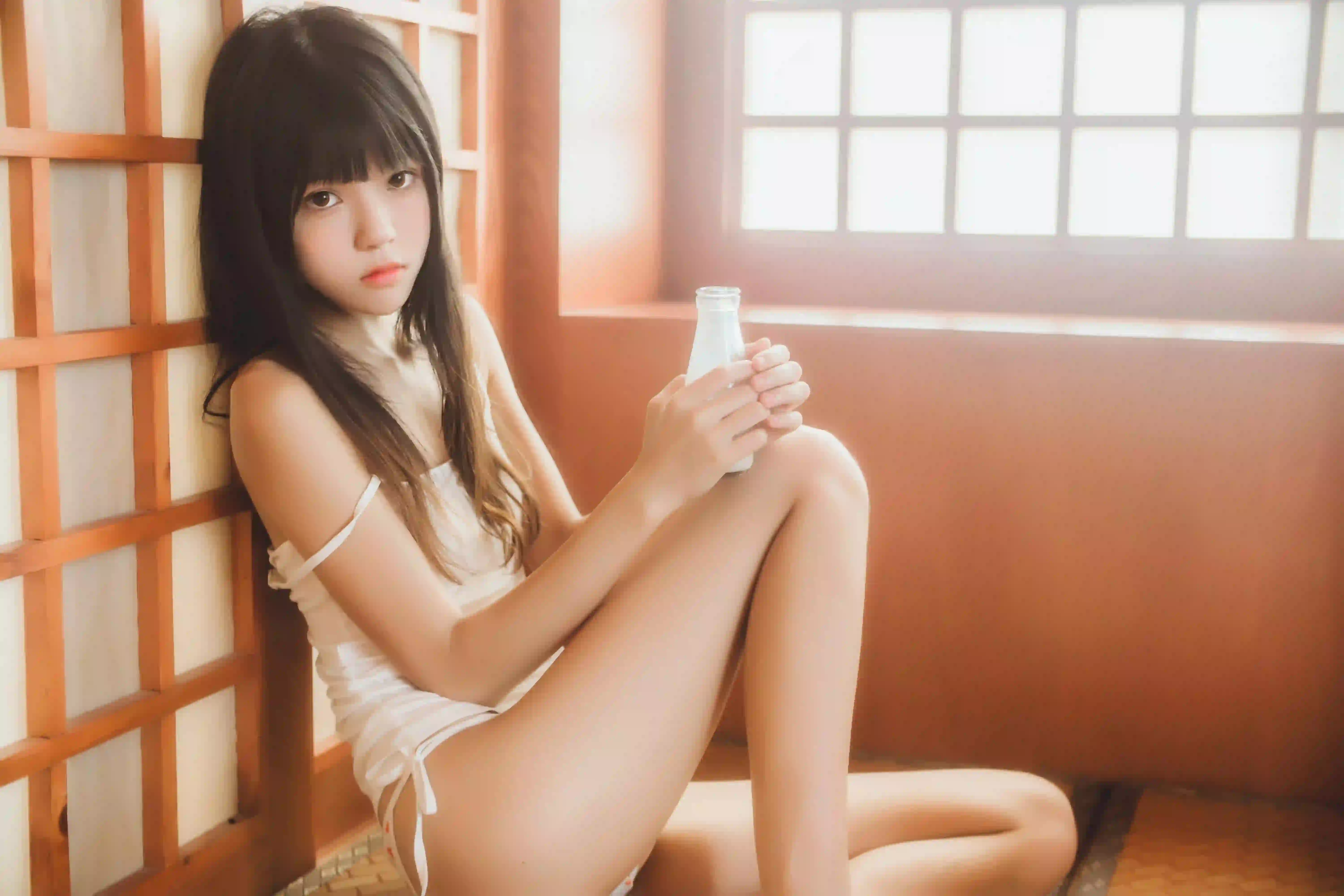 长发清纯美女 居家写真 温馨场景 居家 吊带