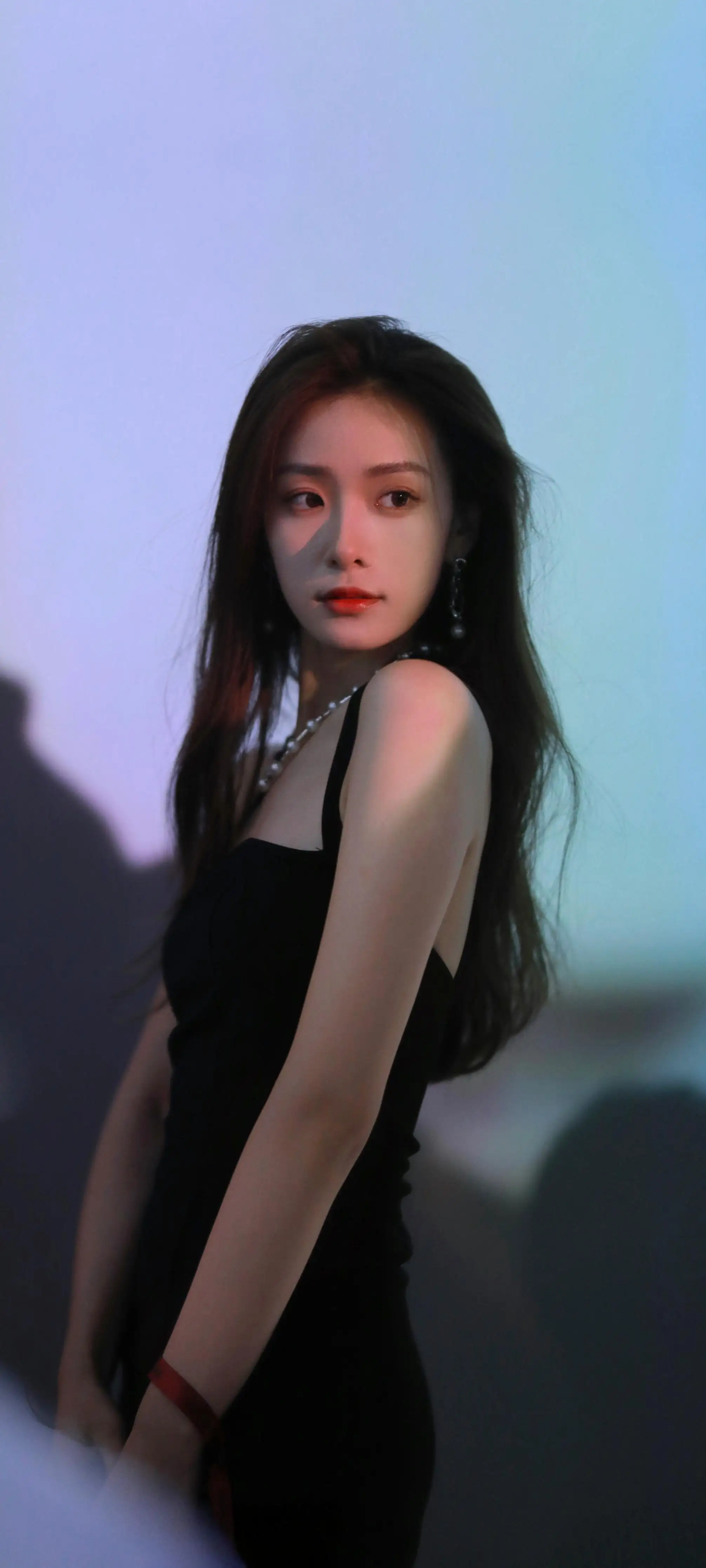 长发黑色吊带装美女