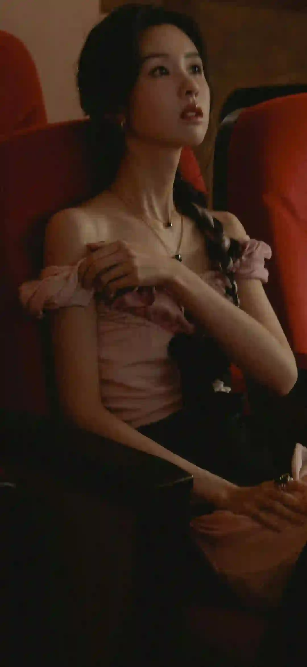 暗色系 长发美女 陈都灵 电影院
