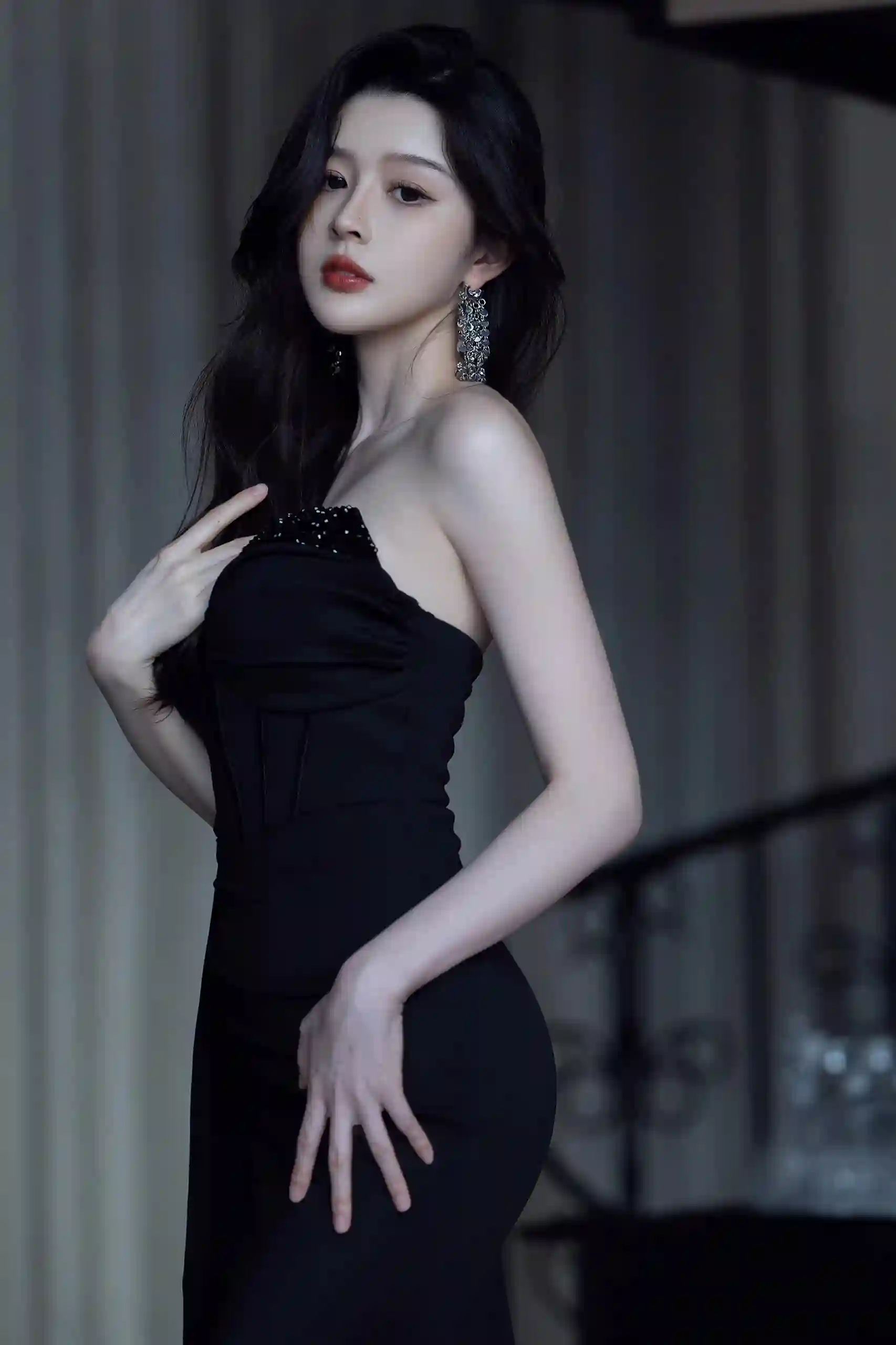 长发黑裙抹胸穿搭美女 