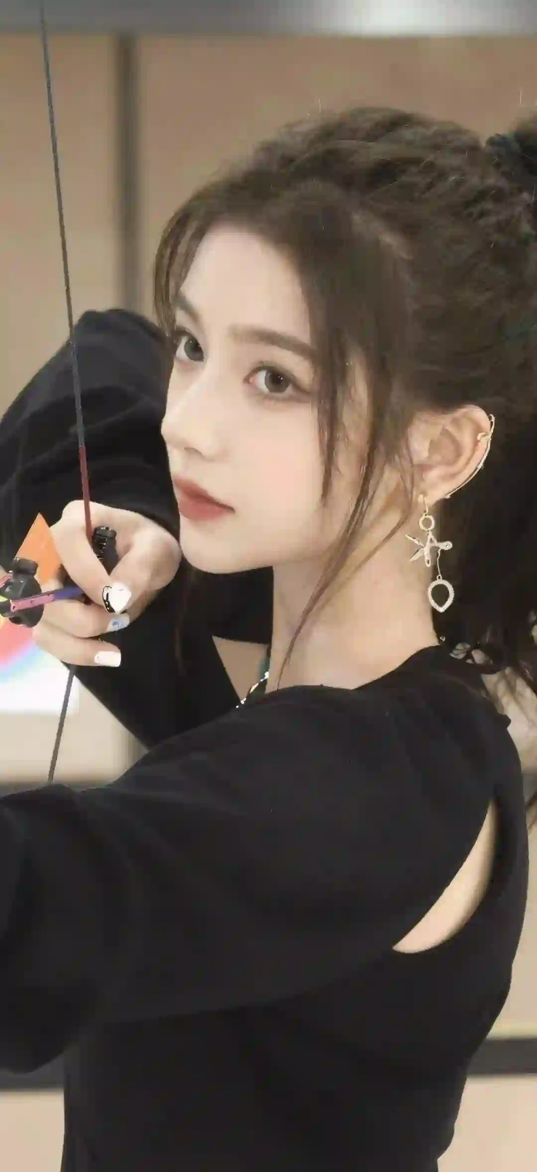 女性 黑色衣服 弓箭 耳环 时尚 室内 壁纸