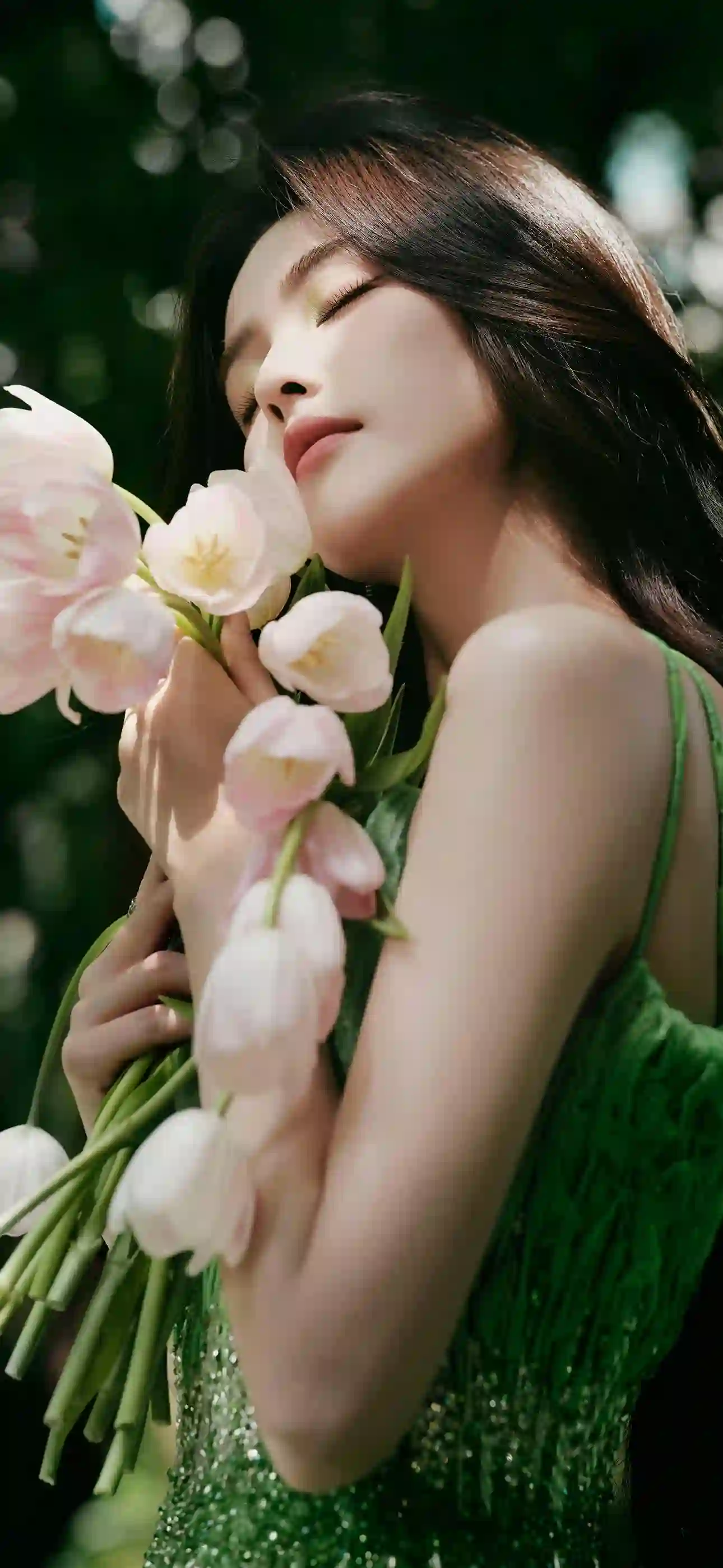 白鹿 美女 手捧鲜花 绿色长裙 吊带