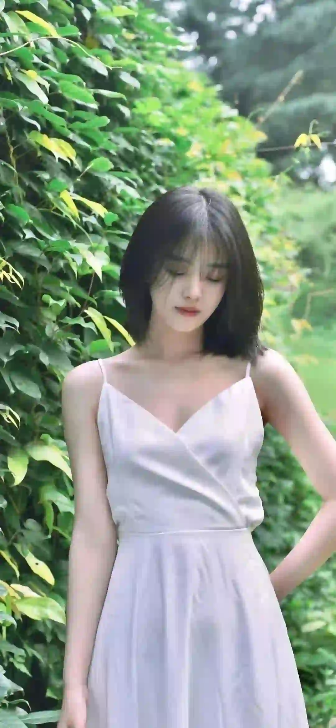长发美女 白色吊带长裙 自然 绿色 亲近自然